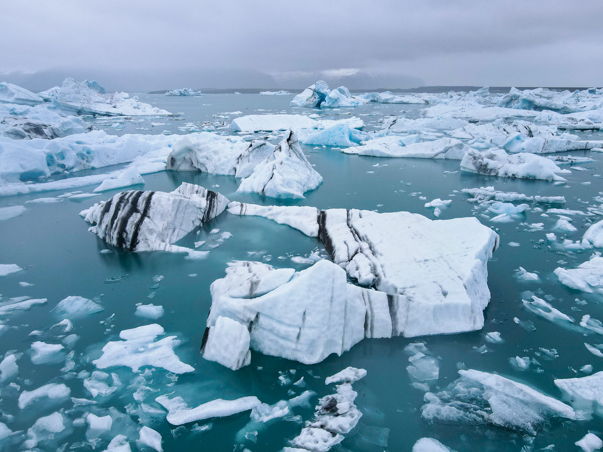 Vue aérienne de la lagune glaciaire de Jökulsárlón