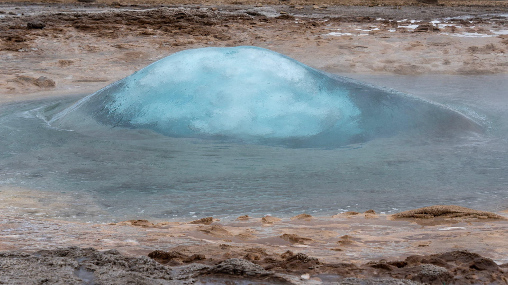 Montée en pression du Geyser Strokkur prêt à jaillir