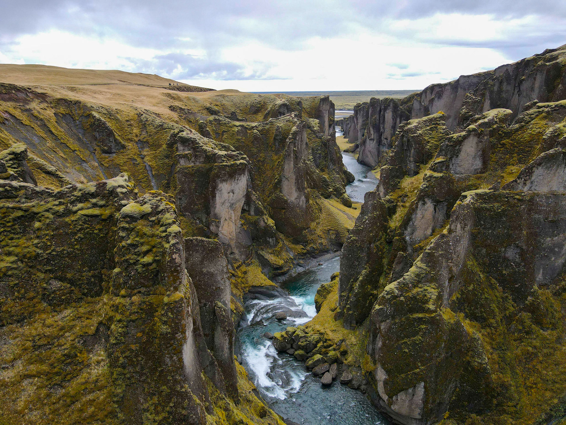 Canyon de Fjaðràrgljúfur / Creusé par la rivière Fjaðrá, long de 2 km et bordé par des parois de Palagonite hautes de 100 m