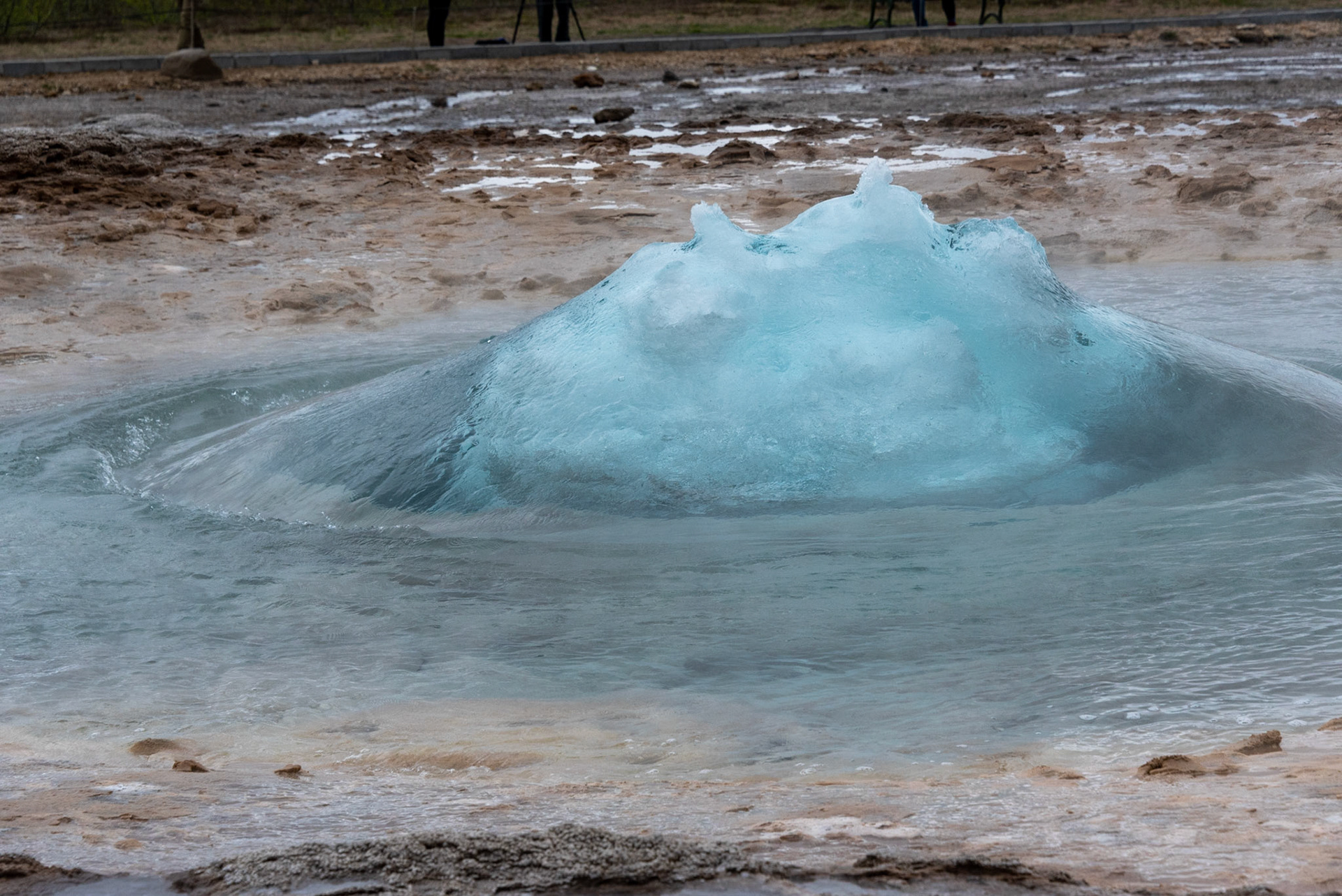 Montée en pression du Geyser Strokkur prêt à jaillir