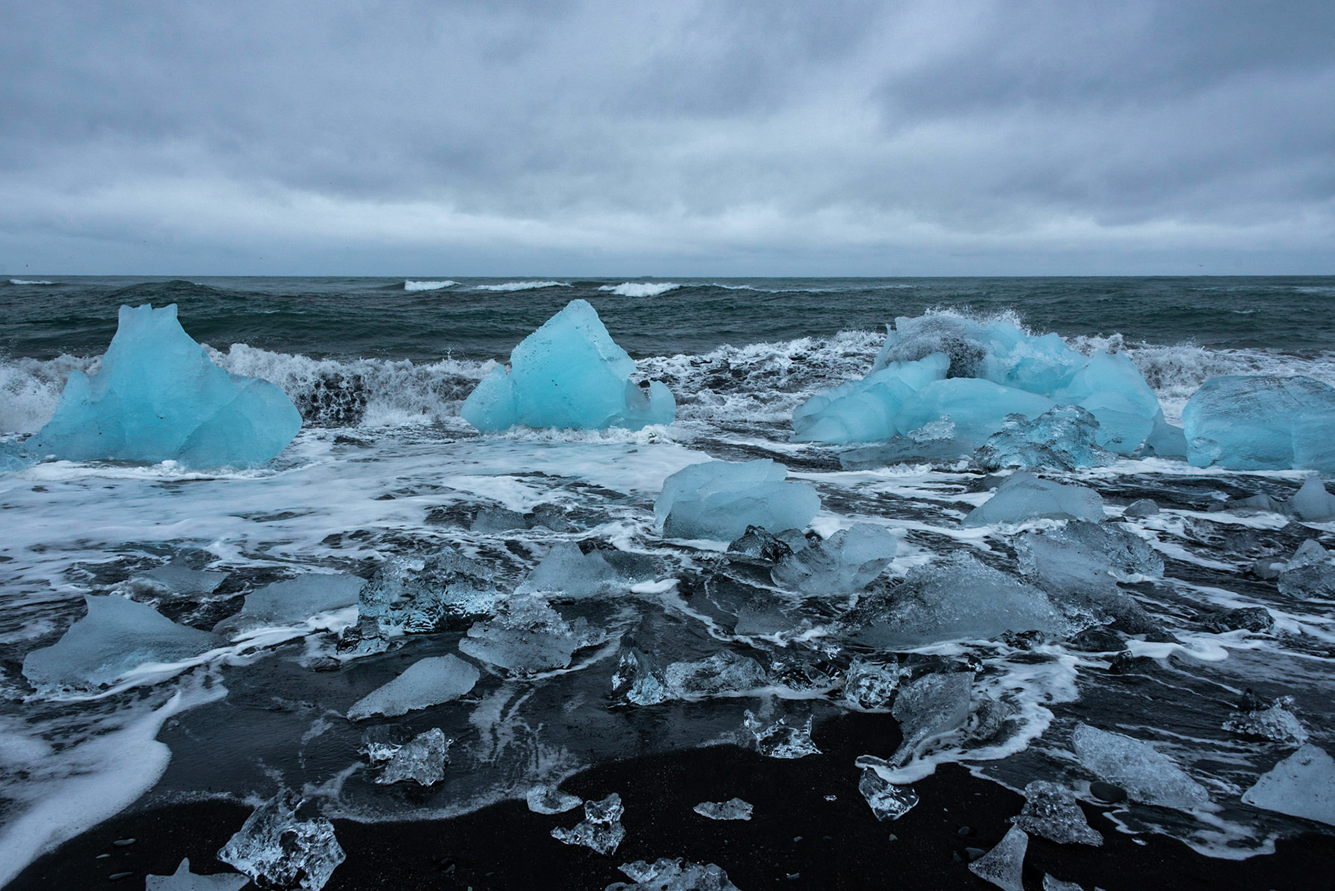 Diamond Beach / La houle rabat sur la plage les morceaux d'iceberg venus de la lagune glaciaire de Jökulsárlón