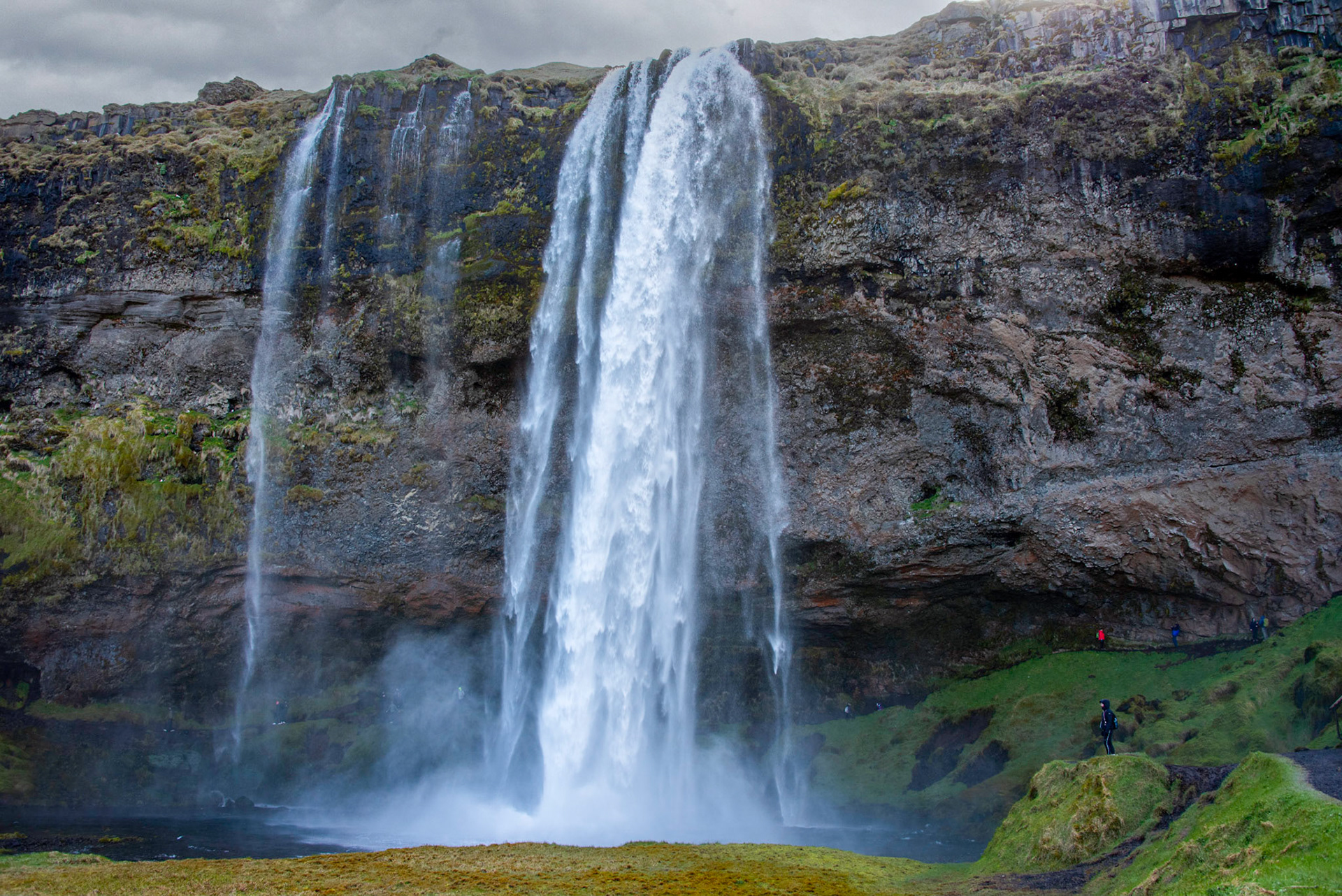 Seljalandsfoss / Hautes de 60 m, ces chutes scintillent et grondent sur les escarpements du volcan Eyjafjallajökull
