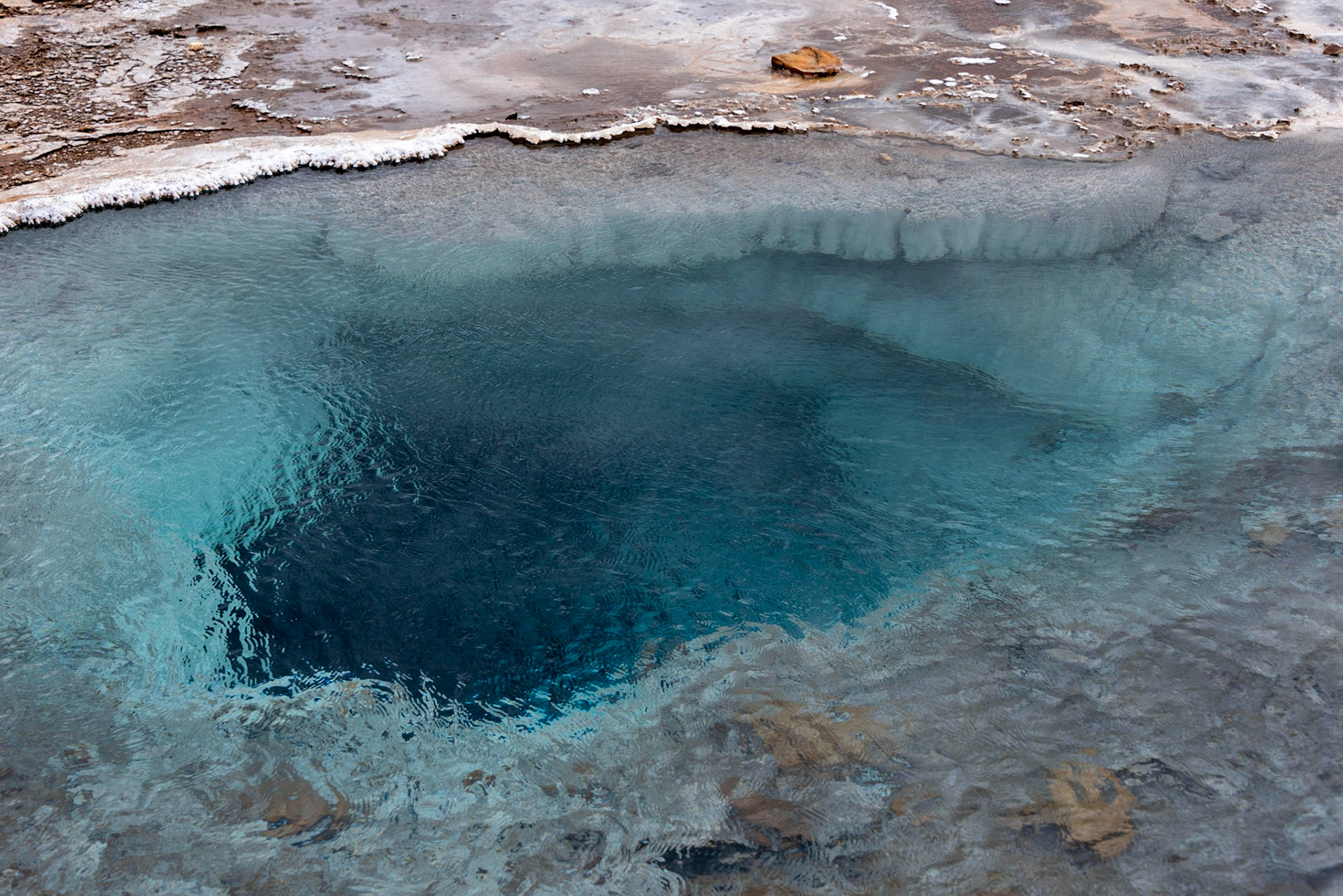 Source d'eau chaude sur le site de Geysir