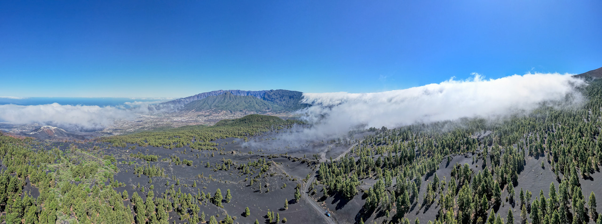 Vue depuis El Pilar vers caldera Taburiente, cratère Tajogaite de 2021 à gauche