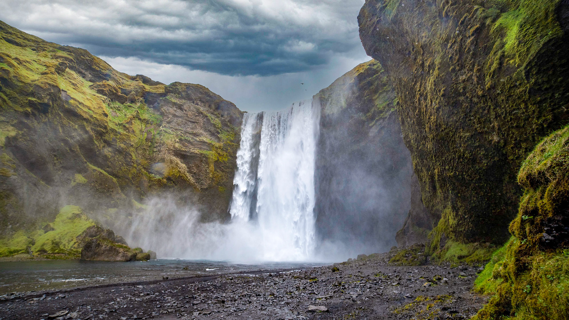 Skógafoss / Hautes de 60 m et large de 25 m, ces chutes tombe en rugissant d'une falaise au sud du volcan Eyjafjallajökull