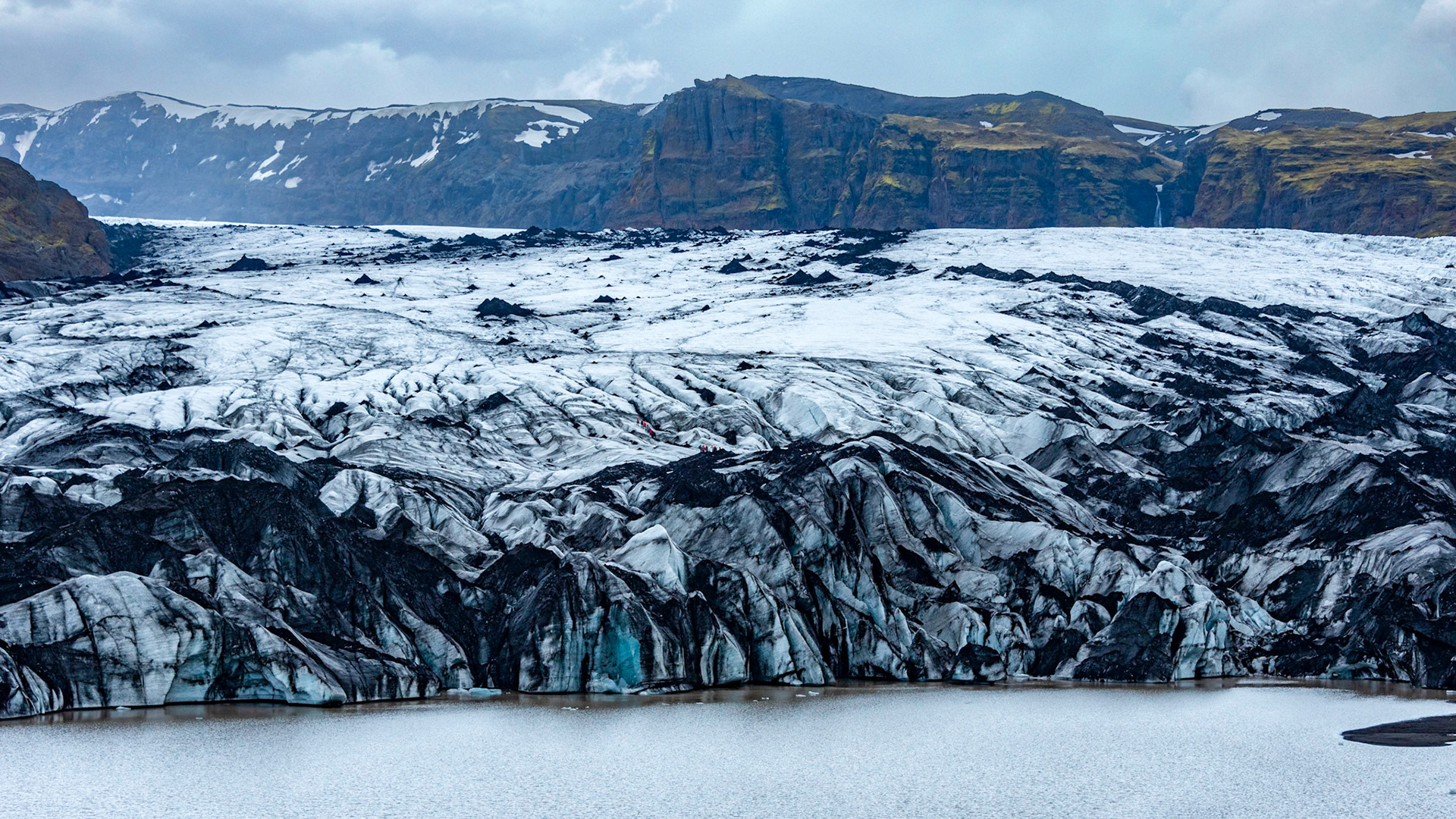 Sólheimajökull / Langue glaciaire qui se déploie depuis la calotte glaciaire du Myrdalsjökull, qui recouvre le Katla, volcan sous glaciaire très menaçant dont une éruption est attendue dans les années à venir.