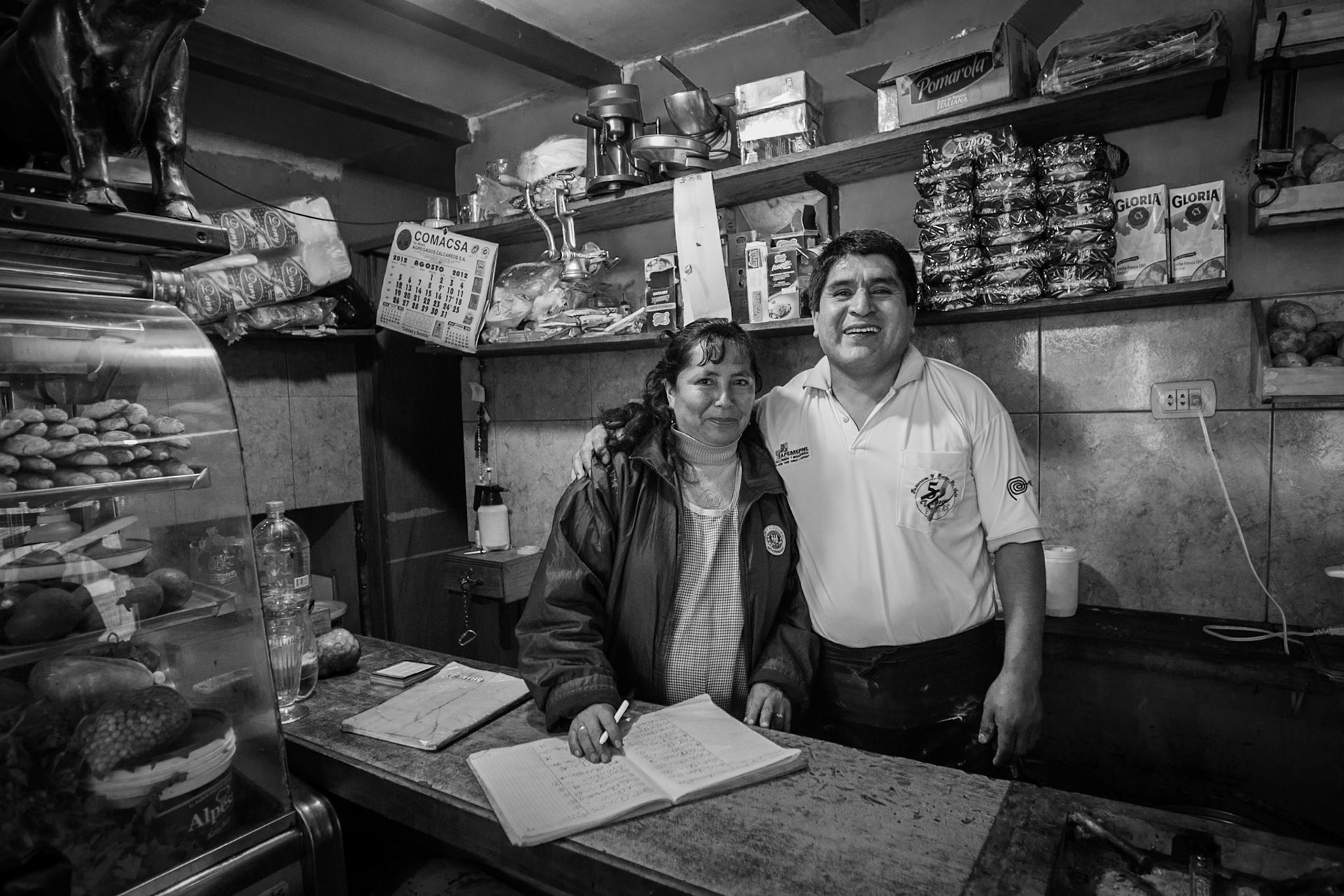 LURIGANCHO PRISON, SAN JUAN DE LURIGANCHO, LIMA, PERU: Women's Visiting Day where the wife of the prison manager and an inmate work together serving meals to visiting families and charging cash for restaurant services.