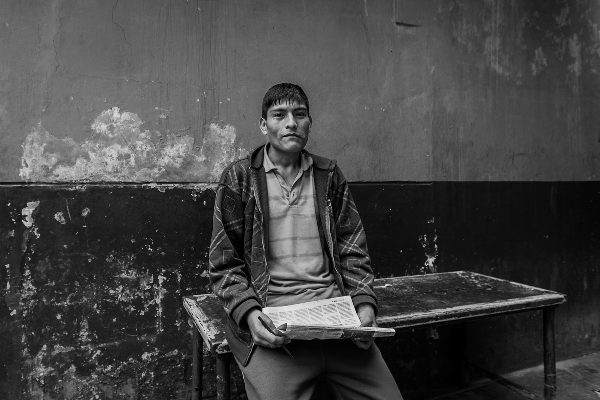 LURIGANCHO PRISON, SAN JUAN DE LURIGANCHO, LIMA, PERU: One of the prisoners reading the newspaper.