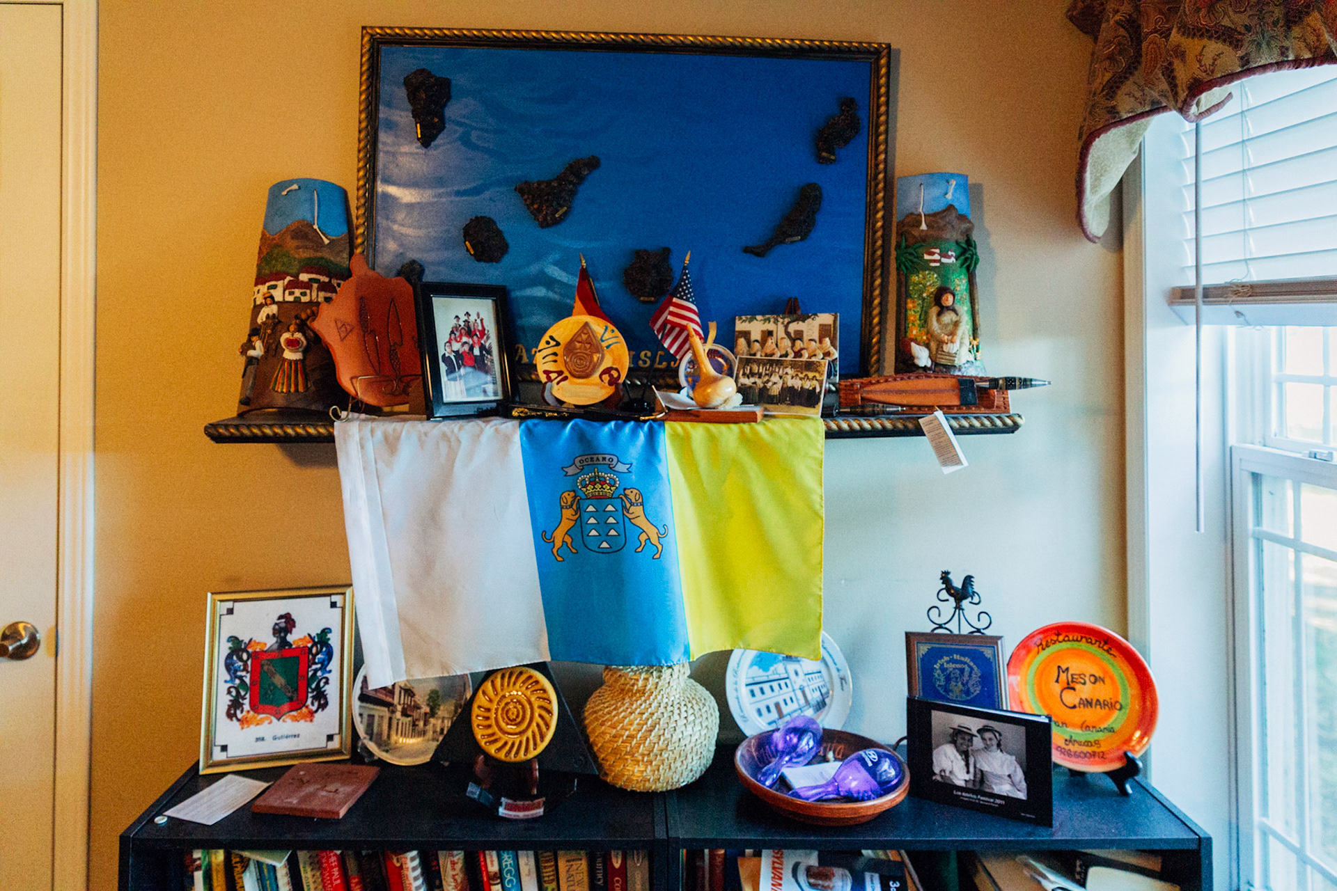 Altar con recuerdos de canarias en la casa de uno de los descendientes canarios en la Parroquia de San Bernardo, LA, USA. CISLANDERUS is the cultural project about the Descendants of Canary Islanders in the US. www.cislanderus.com | Researcher: Thenesoya V. Martín |  Photographer: Aníbal Martel.