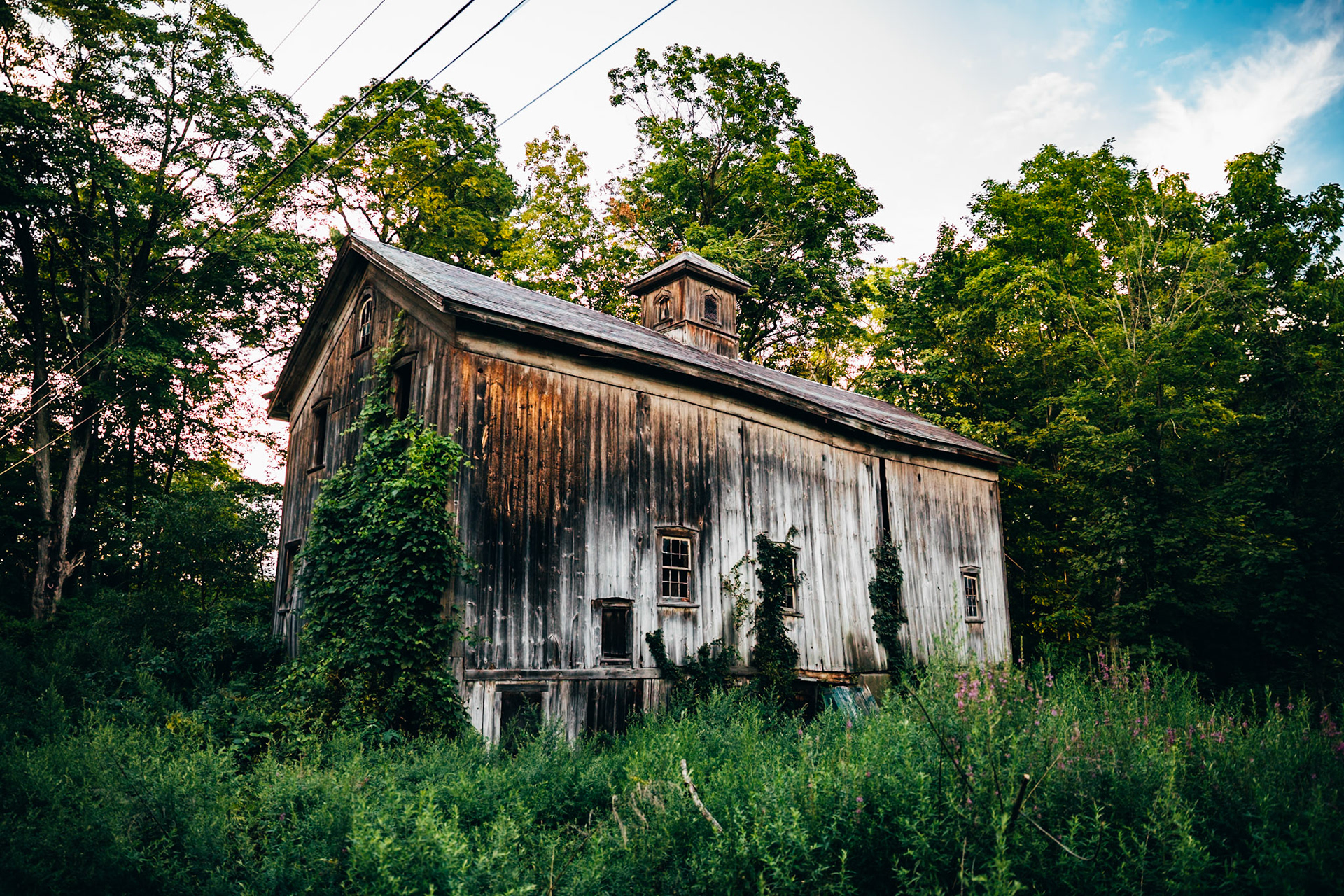 Abandoned Barn, Poughkeepsie, Hudson Valley, Dutchess County, New York, USA.