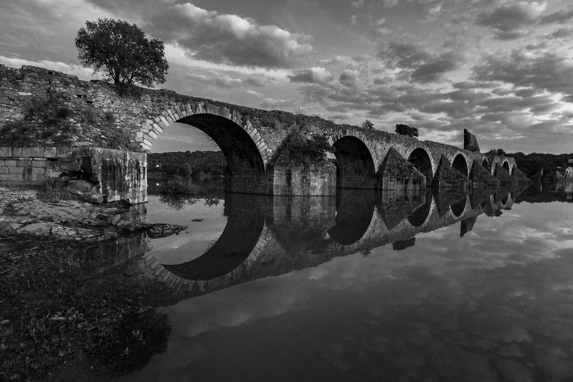 Ajuda or Ayuda bridge, Guadiana river, Olivenza, Extremadura, Spain and Portugal, Europe.