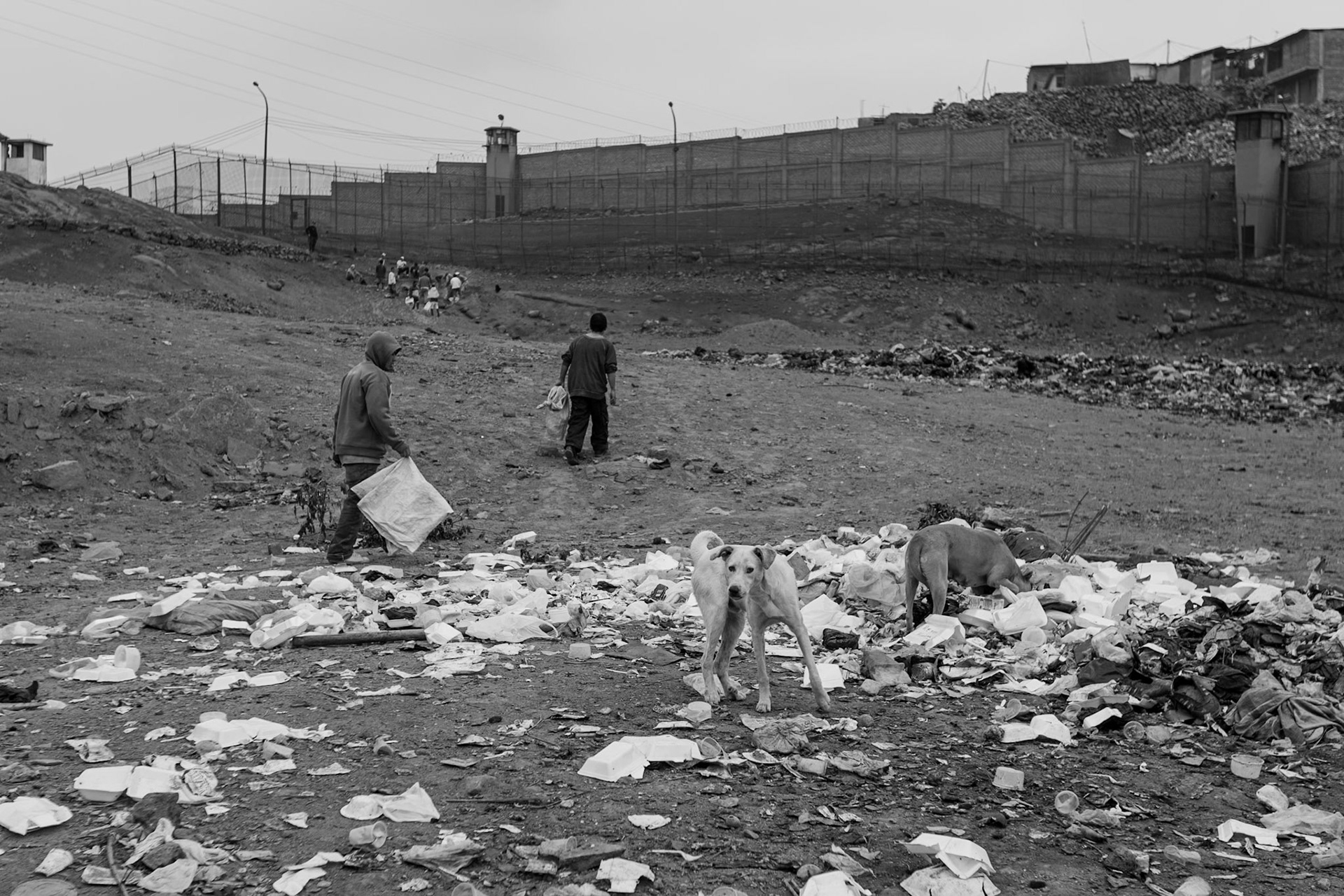 LURIGANCHO PRISON, SAN JUAN DE LURIGANCHO, LIMA, PERU: prisoners and garbage dump outside the prison.