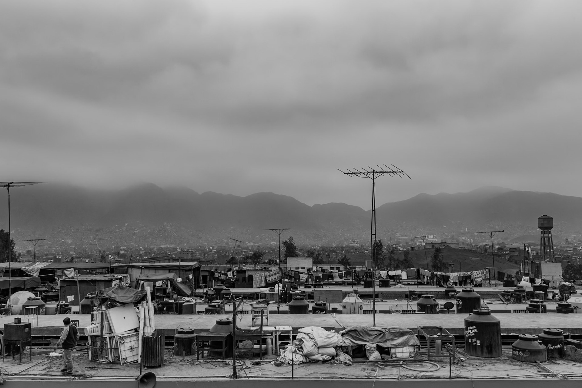 LURIGANCHO PRISON, SAN JUAN DE LURIGANCHO, LIMA, PERU: View of the cells-houses built on the roofs of several pavilions. Television antennas can be seen on the prison roofs.