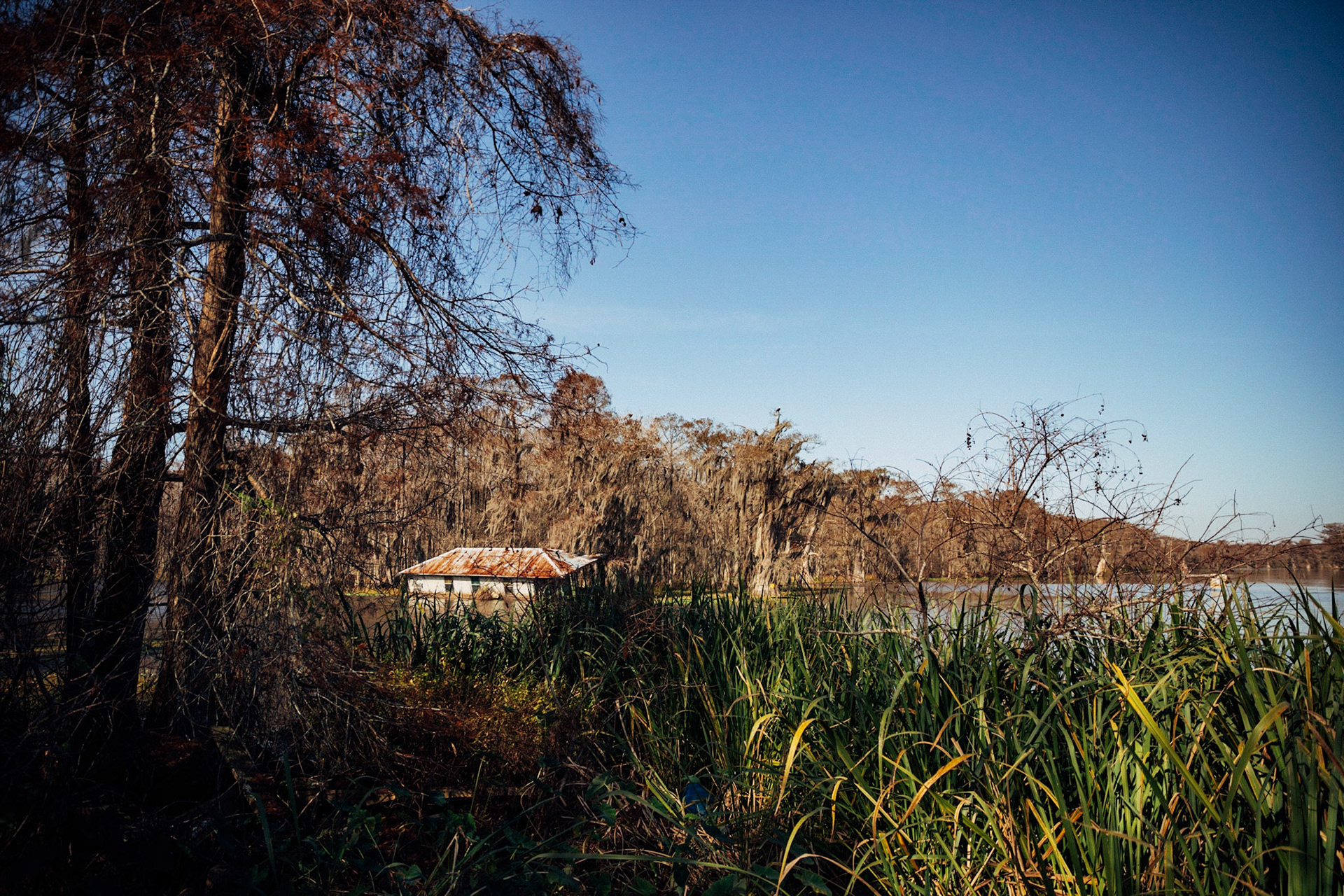 Half-sunken house in Bayou Pierre Part, Avoca Island Cutoff, Pierre Part, Louisiana, USA, 2018. CISLANDERUS is the cultural project about the Descendants of Canary Islanders in the US. www.cislanderus.com | Researcher: Thenesoya V. Martín |  Photographer: Aníbal Martel.