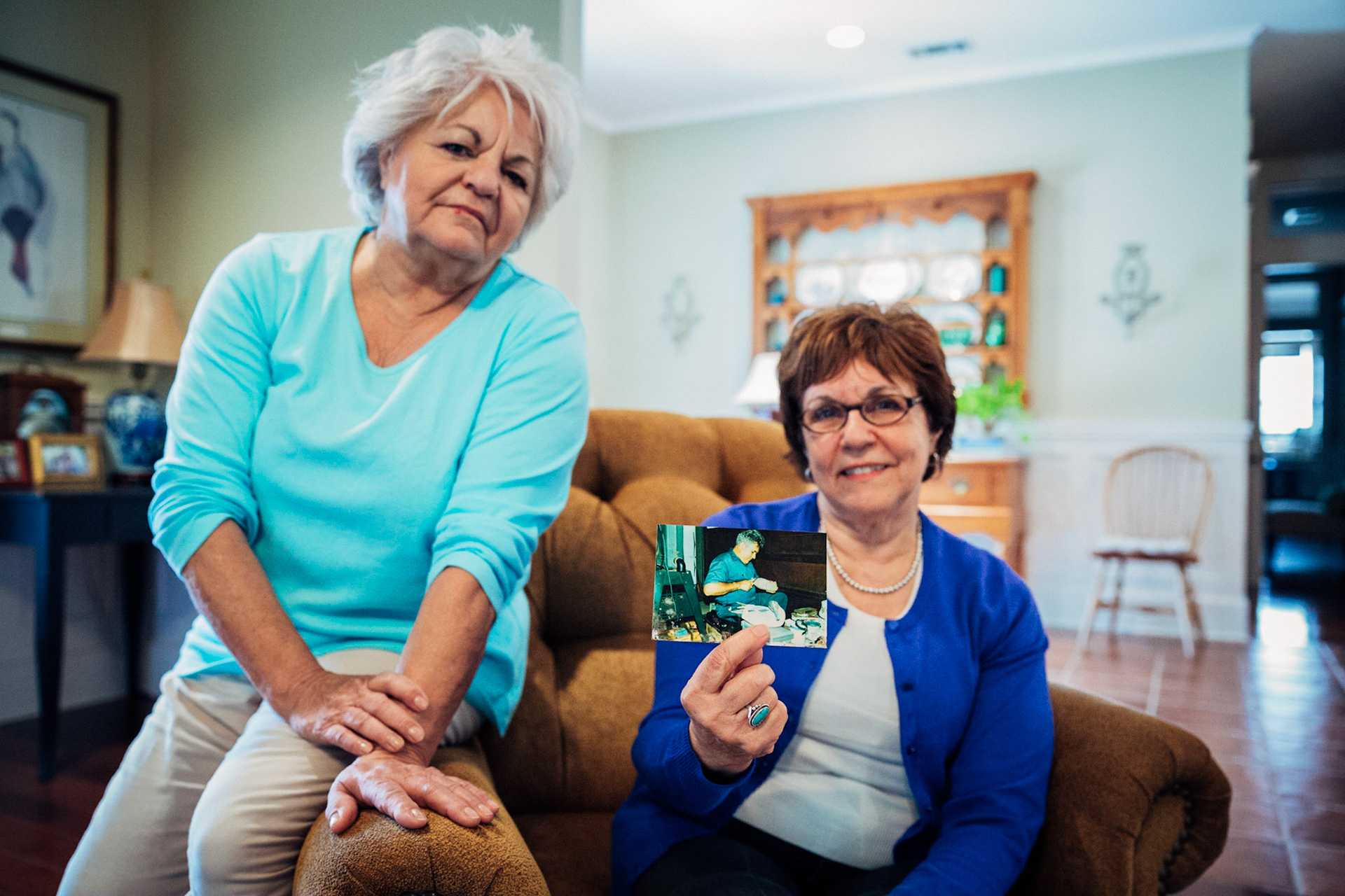 Carol Perez holds a photograph of her father, Irvan Perez, with the collection of wooden ducks he himself carved. CISLANDERUS is the cultural project about the Descendants of Canary Islanders in the US. www.cislanderus.com | Researcher: Thenesoya V. Martín |  Photographer: Aníbal Martel.