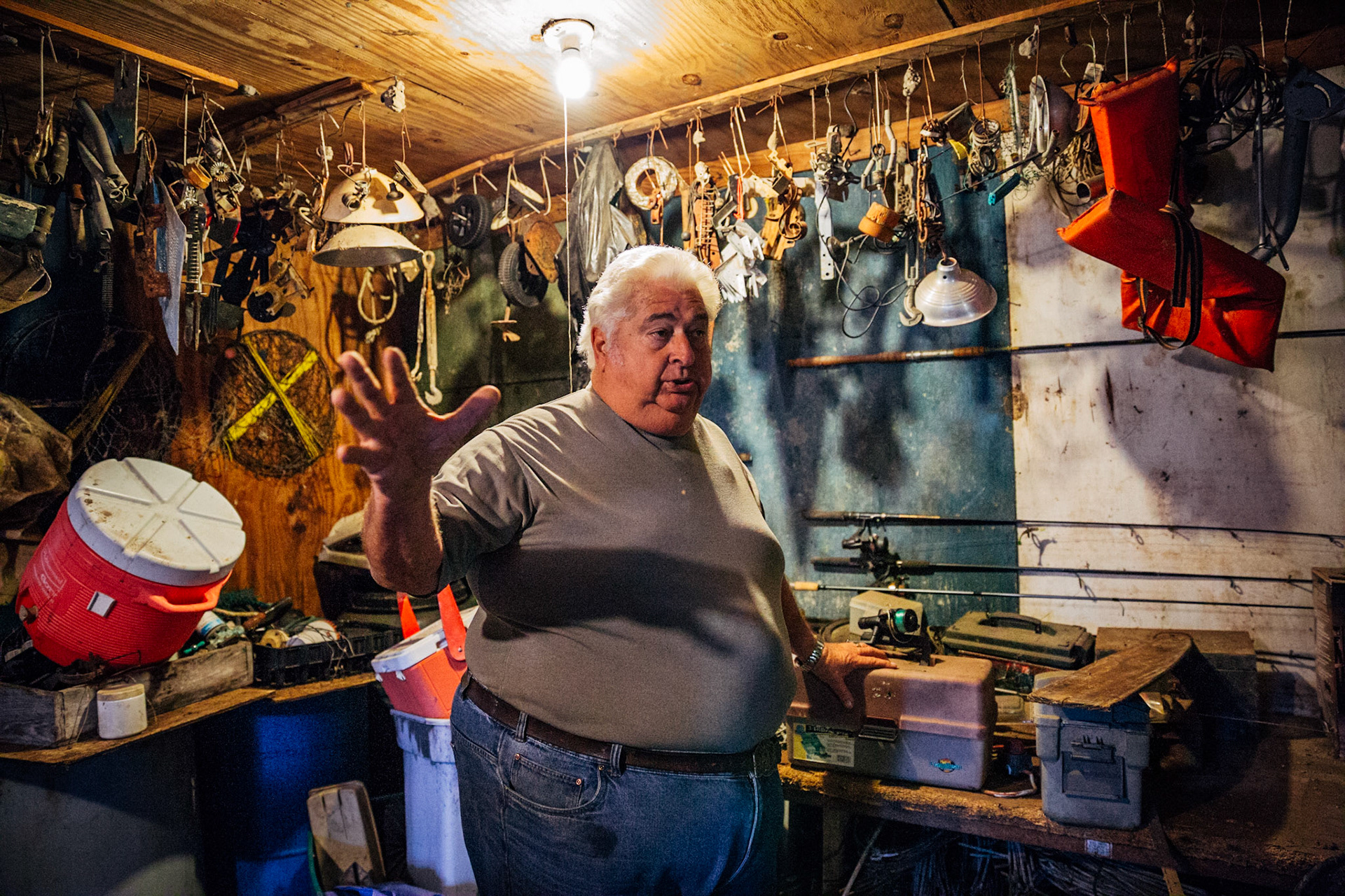 Henry Rodriguez Jr. (ejerció la política para el partído demócrata durante más de treinta años en Saint Bernard) en uno de los trasteros al lado de su casa rodeado de antiguas trampas que se utilizaban para cazar ratas de agua (ratas almizcleras). CISLANDERUS is the cultural project about the Descendants of Canary Islanders in the US. www.cislanderus.com | Researcher: Thenesoya V. Martín |  Photographer: Aníbal Martel.