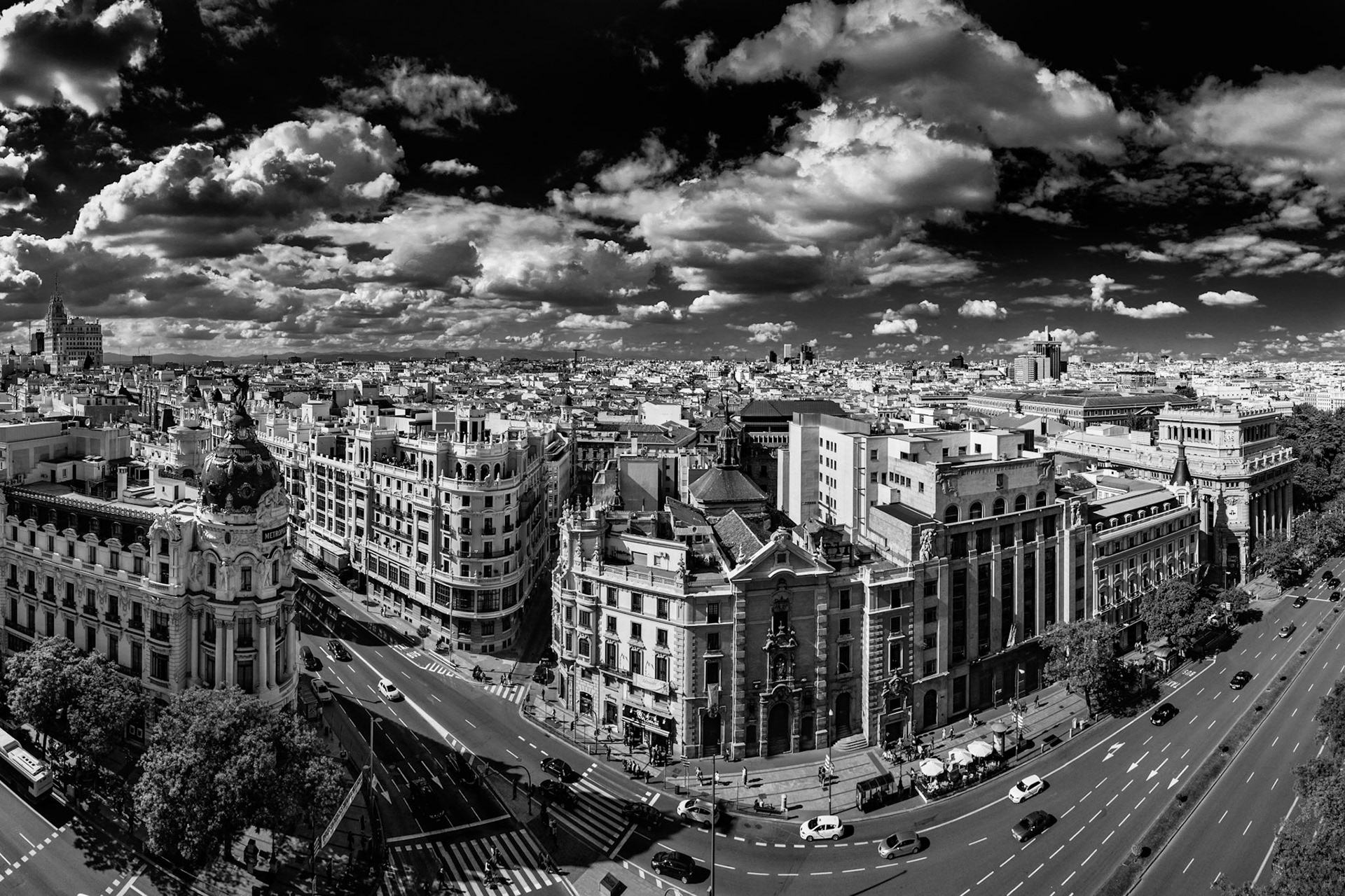 Cityscape of Madrid (Gran Vía Street and Alcalá Street) from the Círculo de Bellas Artes. / Paisaje urbano de Madrid (Calle Gran Vía y Calle Alcalá) desde el Círculo de Bellas Artes.