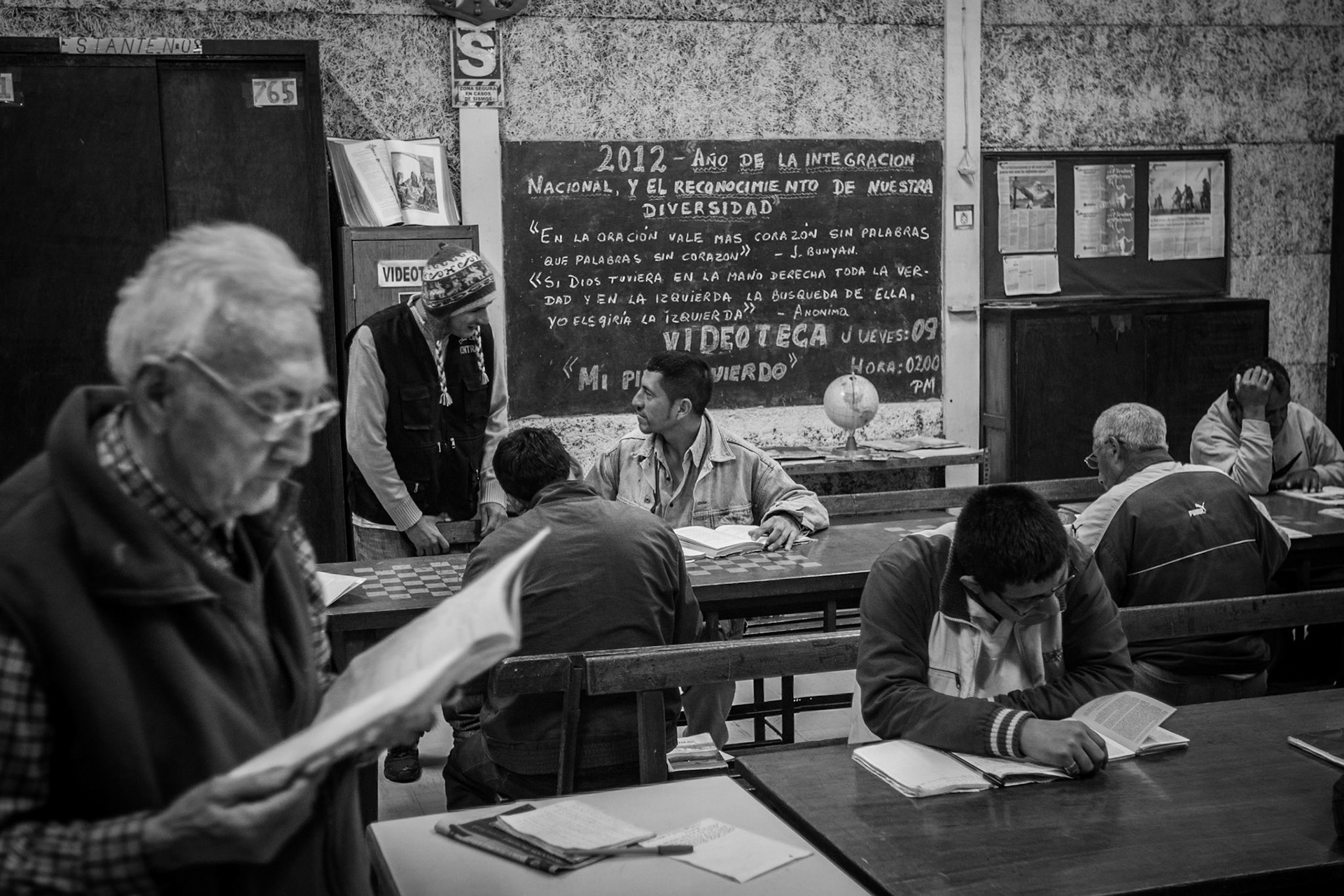 LURIGANCHO PRISON, SAN JUAN DE LURIGANCHO, LIMA, PERU: Prisoners in the prison library during reading and discussion.