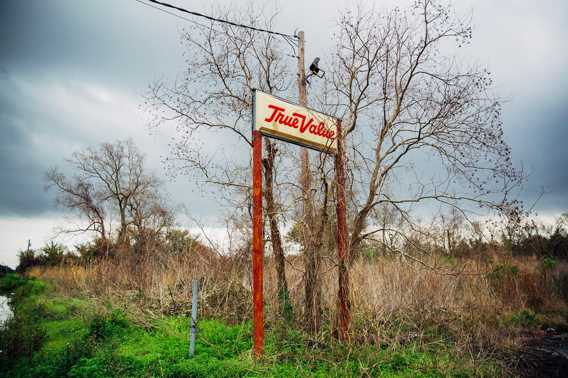Gasolinera derruida y abandonada. CISLANDERUS is the cultural project about the Descendants of Canary Islanders in the US. www.cislanderus.com | Researcher: Thenesoya V. Martín |  Photographer: Aníbal Martel.