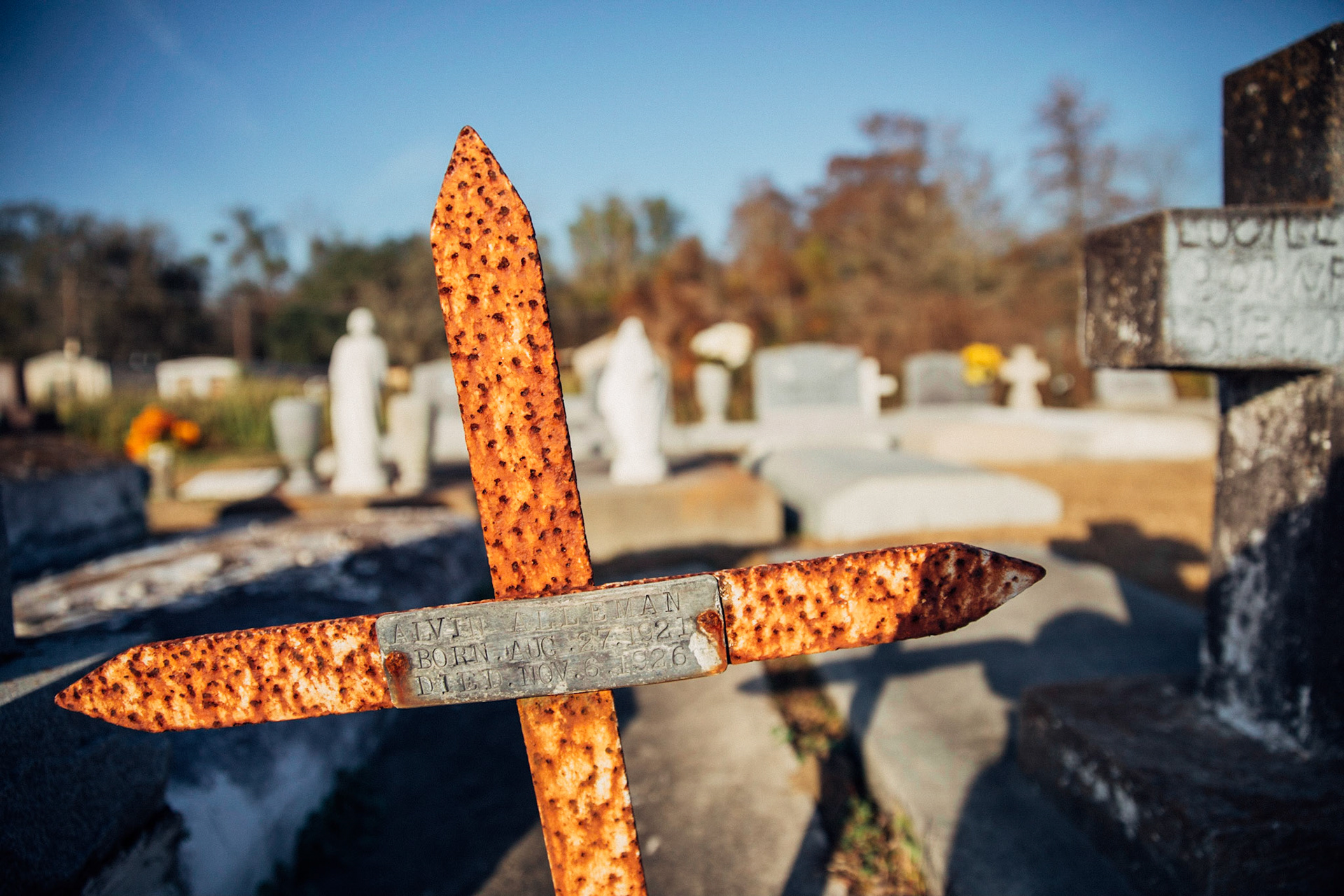 Cross with the surname Alleman, Pierre Part Cemetery, Pierre Part, Louisiana, USA, 2018. CISLANDERUS is the cultural project about the Descendants of Canary Islanders in the US. www.cislanderus.com | Researcher: Thenesoya V. Martín |  Photographer: Aníbal Martel.