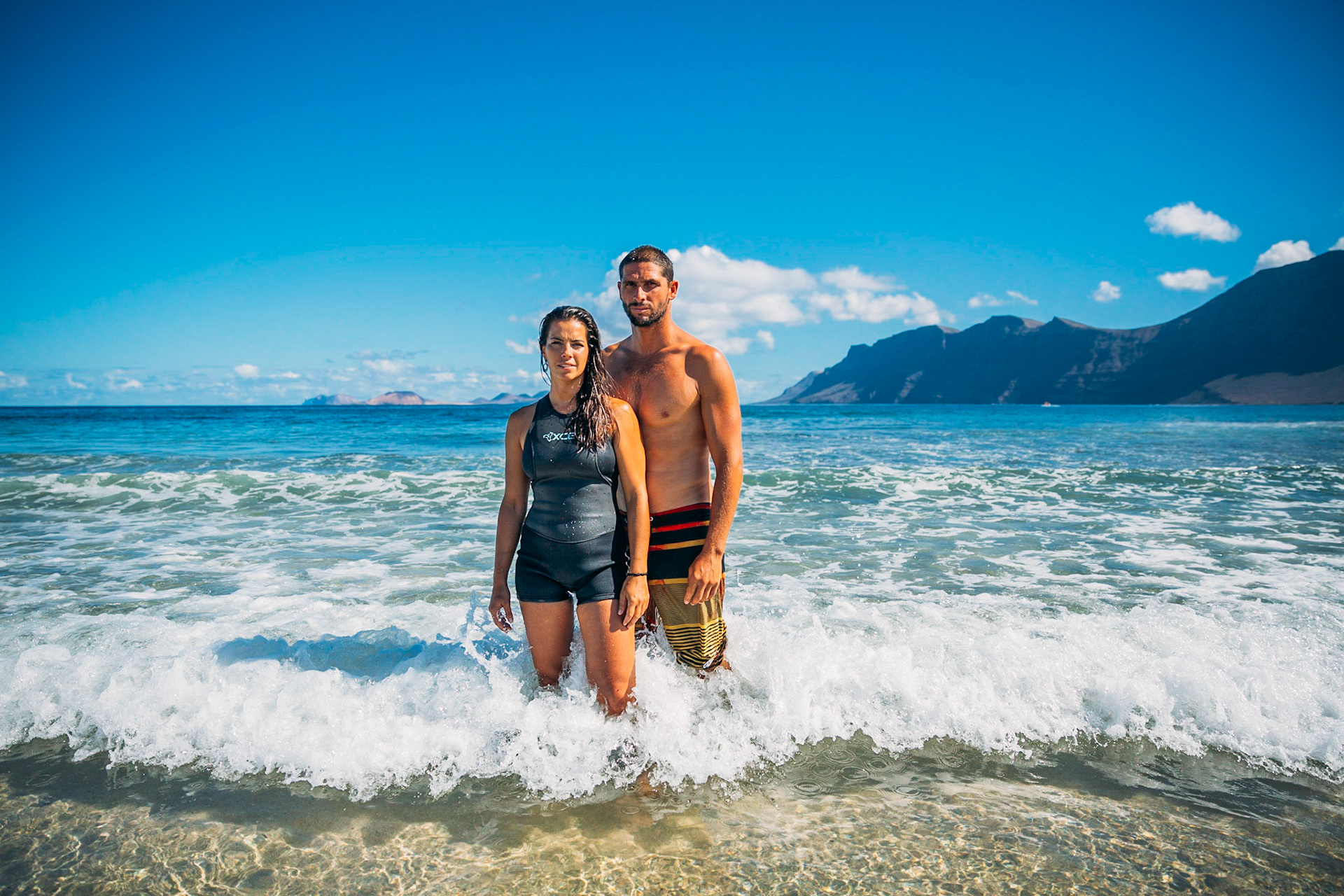 José María Cabrera Hernández y Virginia Rodríguez. Dueños de una acedemia y gimnasio dedicado al surf en el pueblo de Famara, Lanzarote. Él practica el surf como profesional.