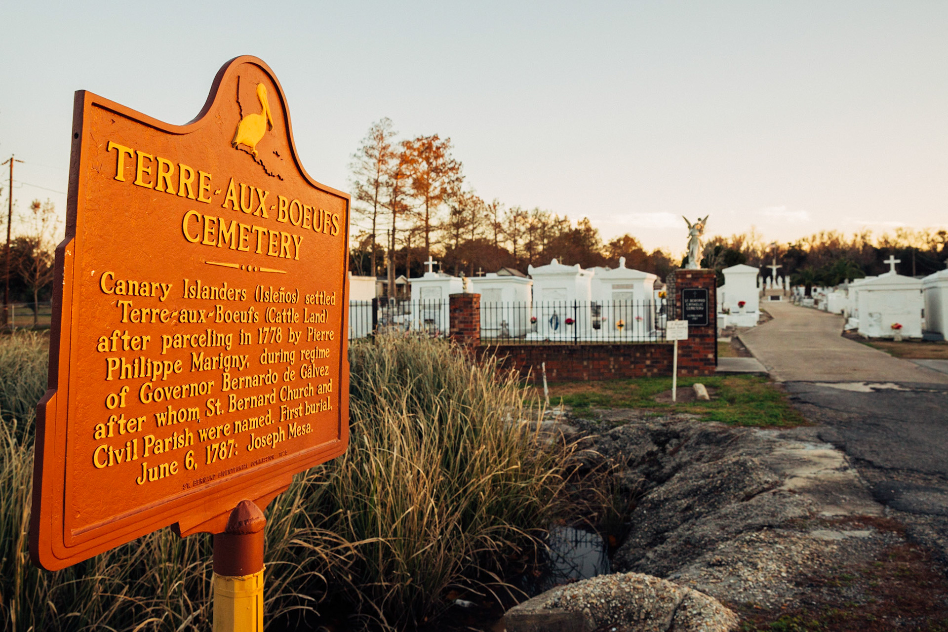 Terre-Aux-Boeufs Canarian Cemetery Marker, Canarian Cemetery, Saint Bernard, LA, USA, 2014. CISLANDERUS is the cultural project about the Descendants of Canary Islanders in the US. www.cislanderus.com | Researcher: Thenesoya V. Martín |  Photographer: Aníbal Martel.