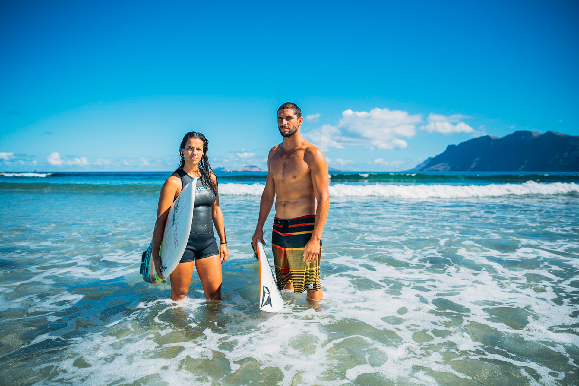 José María Cabrera Hernández y Virginia Rodríguez. Dueños de una acedemia y gimnasio dedicado al surf en el pueblo de Famara, Lanzarote. Él practica el surf como profesional.