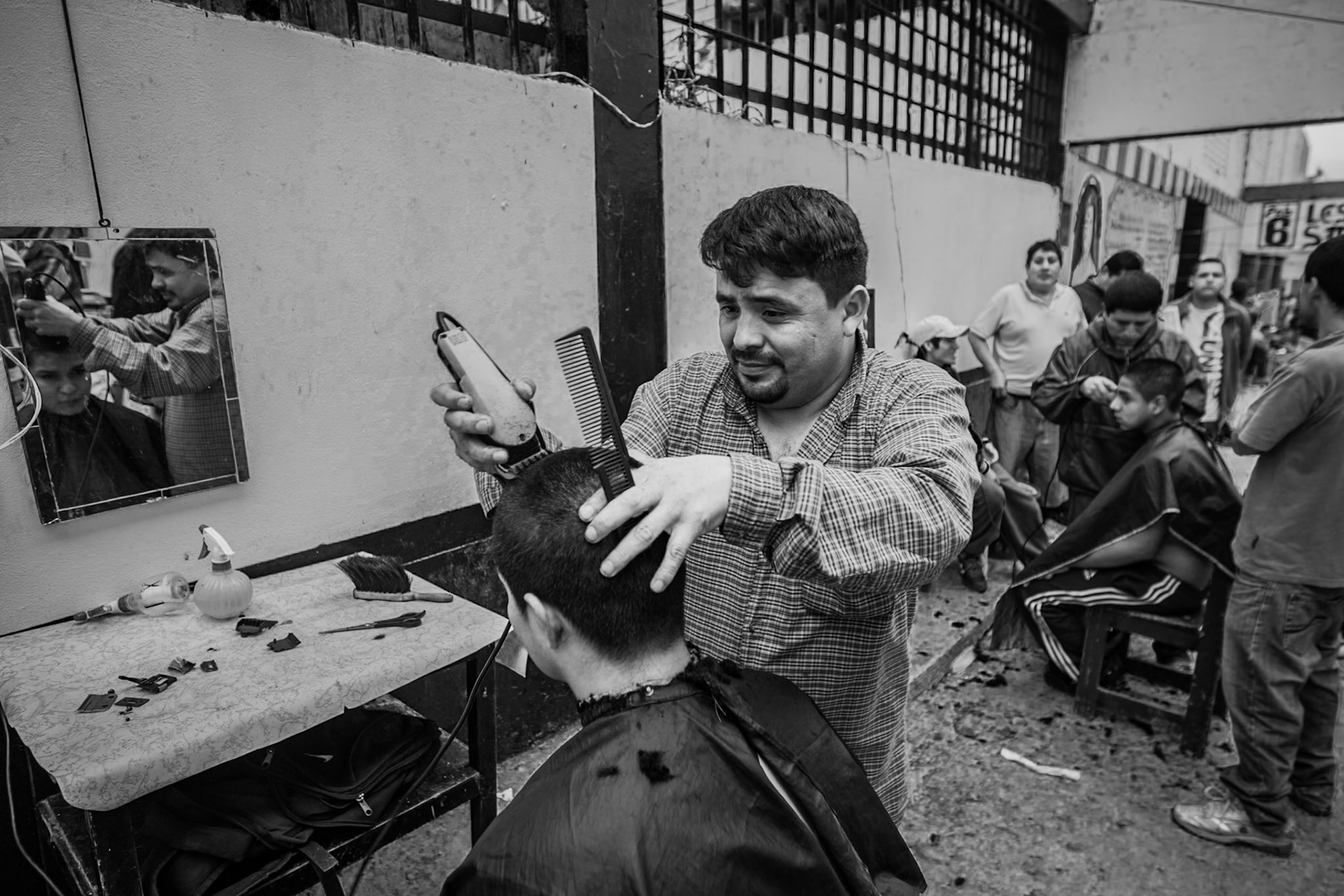 LURIGANCHO PRISON, SAN JUAN DE LURIGANCHO, LIMA, PERU: Hairdresser for hire in one of the prison's outer corridors.