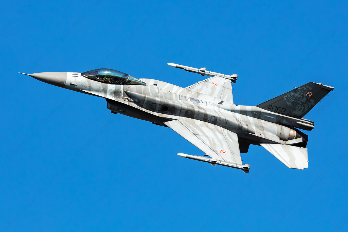 Polish Air Force F-16C display at slow speed