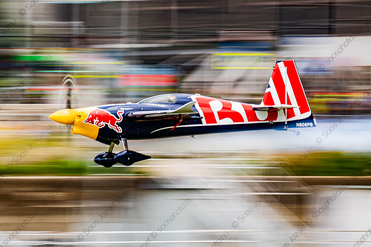 Martin Šonka approaches the start at low altitude and high speed over the Danube
