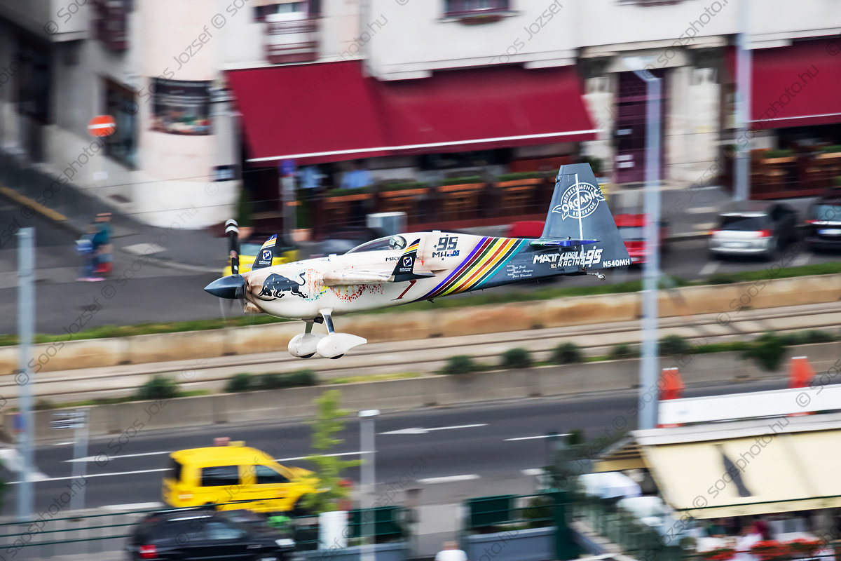 Matt Hall in low-level flight in front of Gellért Hill, preparing for the start