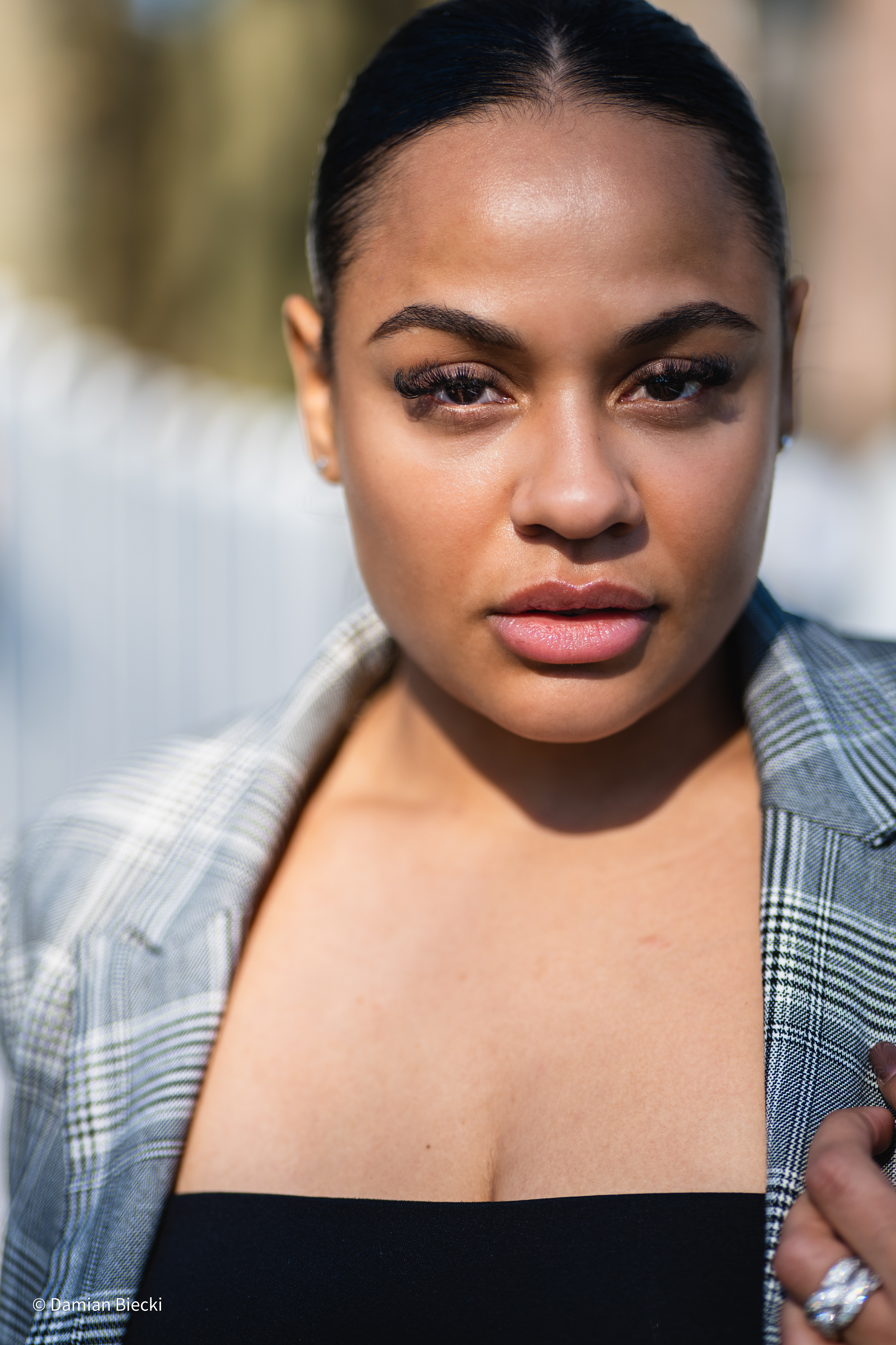 Een meesterlijke professionele portretfoto van een dame, geschoten op de schitterende locatie van Slot Zeist in Zeist door Biecki Photography.