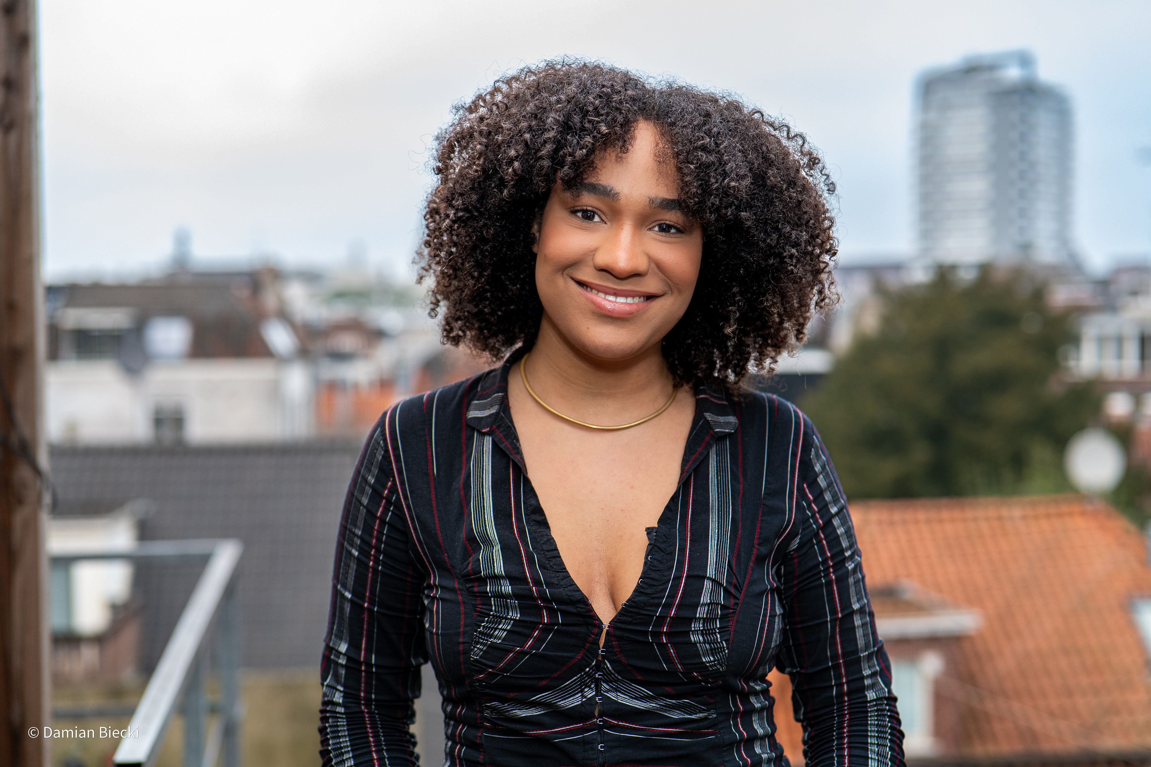 Een schitterend redactioneel portret van een bevallige dame, vakkundig vastgelegd op locatie in Utrecht.