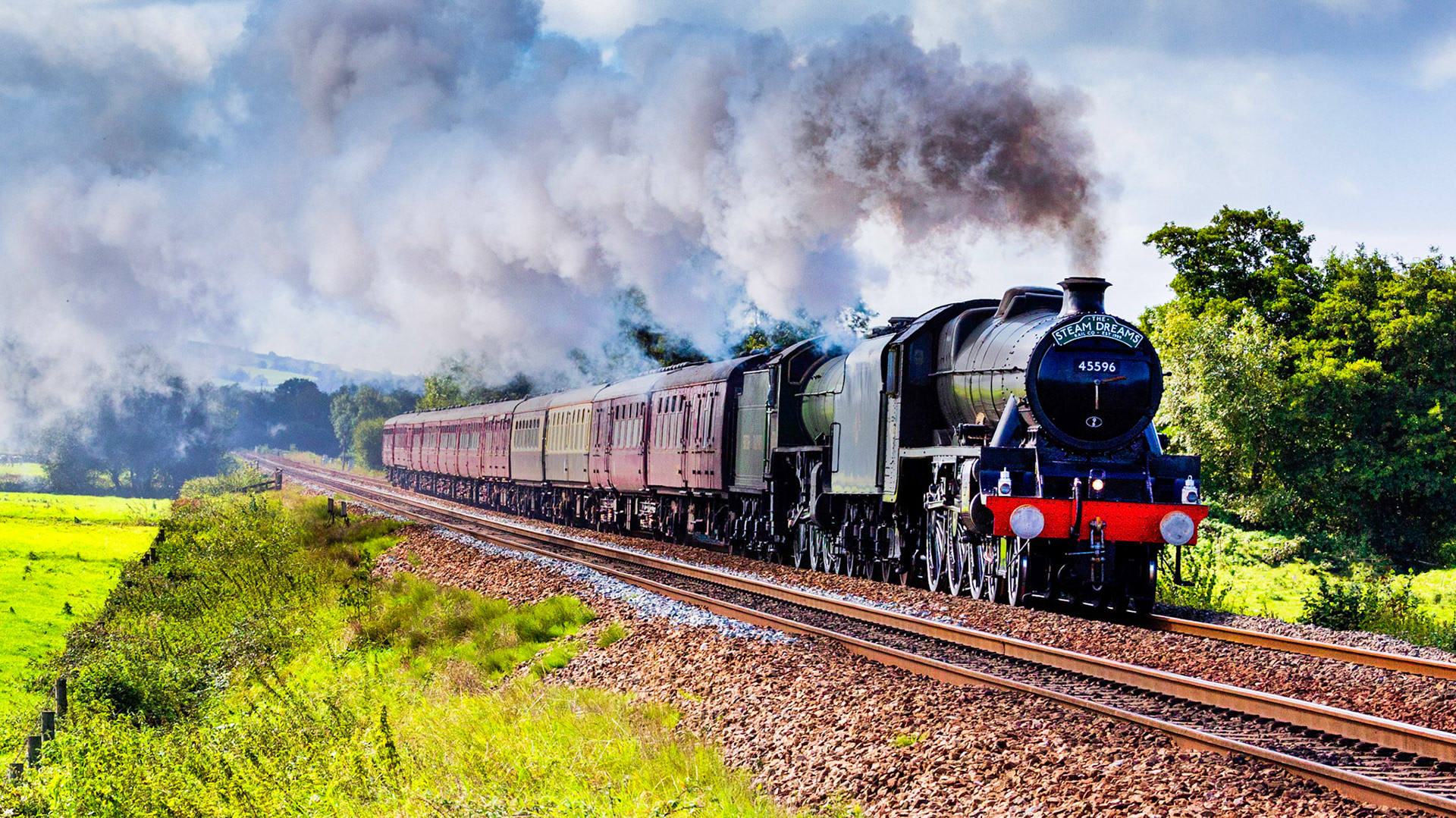 This steam excursion from London Victoria to Plymouth had been intended to have taken place in 2020 as part of the Mayflower 400.  To celebrate the 400th anniversary of the Mayflower, sailing from Plymouth in 1620 to America with the founding fathers.  But due to the Covid-19 virus out break the excursion took place over the 28th September and October 1st 2021.  The lead engine is 45596, Bahamas with 61306 Mayflower behind.