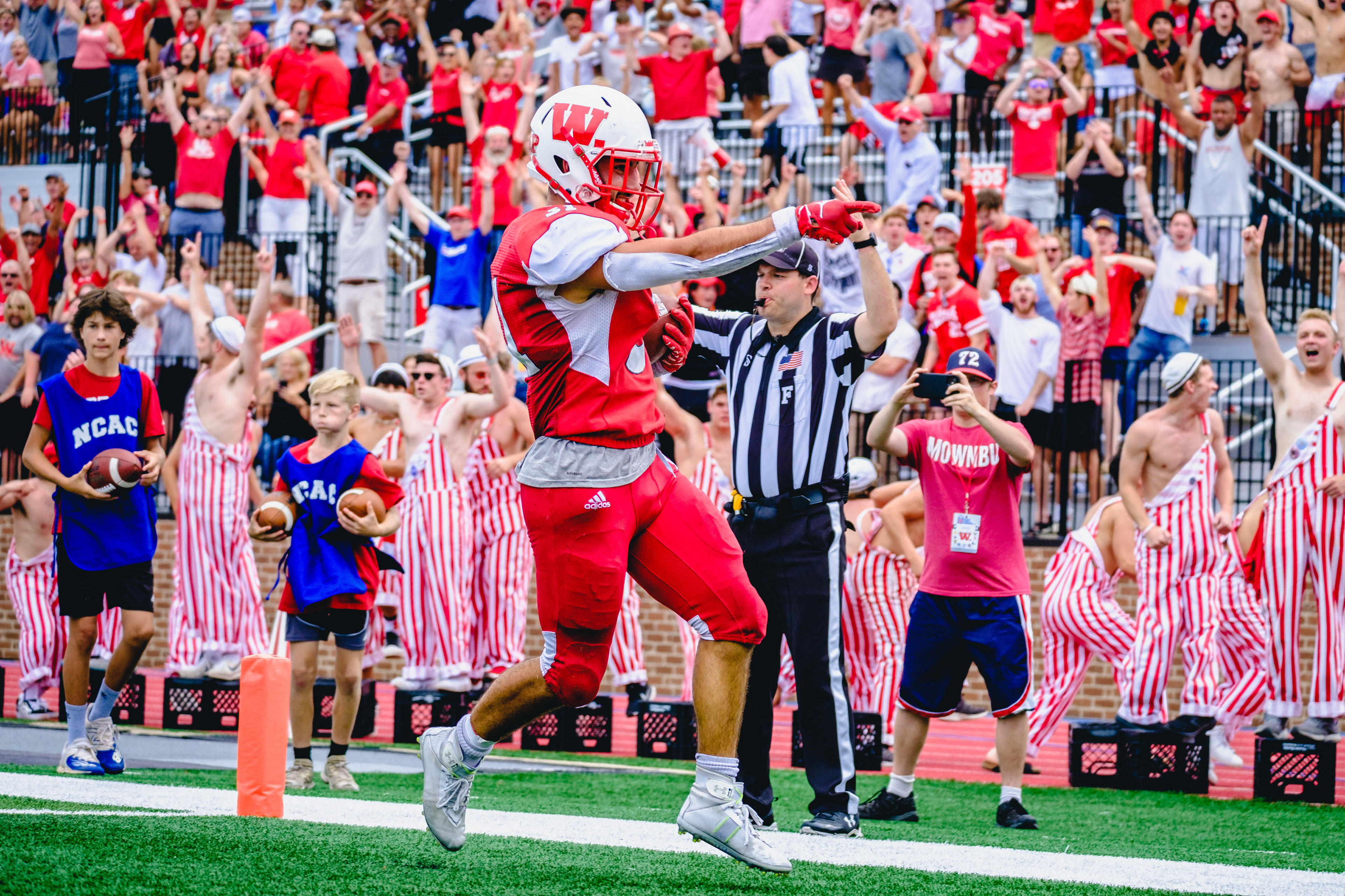 CRAWFORDSVILLE, IN – September 03, 2022 – Running Back Donovan Snyder #31 of the Wabash Little Giants runs into the end zone and scores during the game against the Hampden-Sydney Tigers and the Wabash Little Giants at Little Giant Stadium in Crawfordsville, IN. 