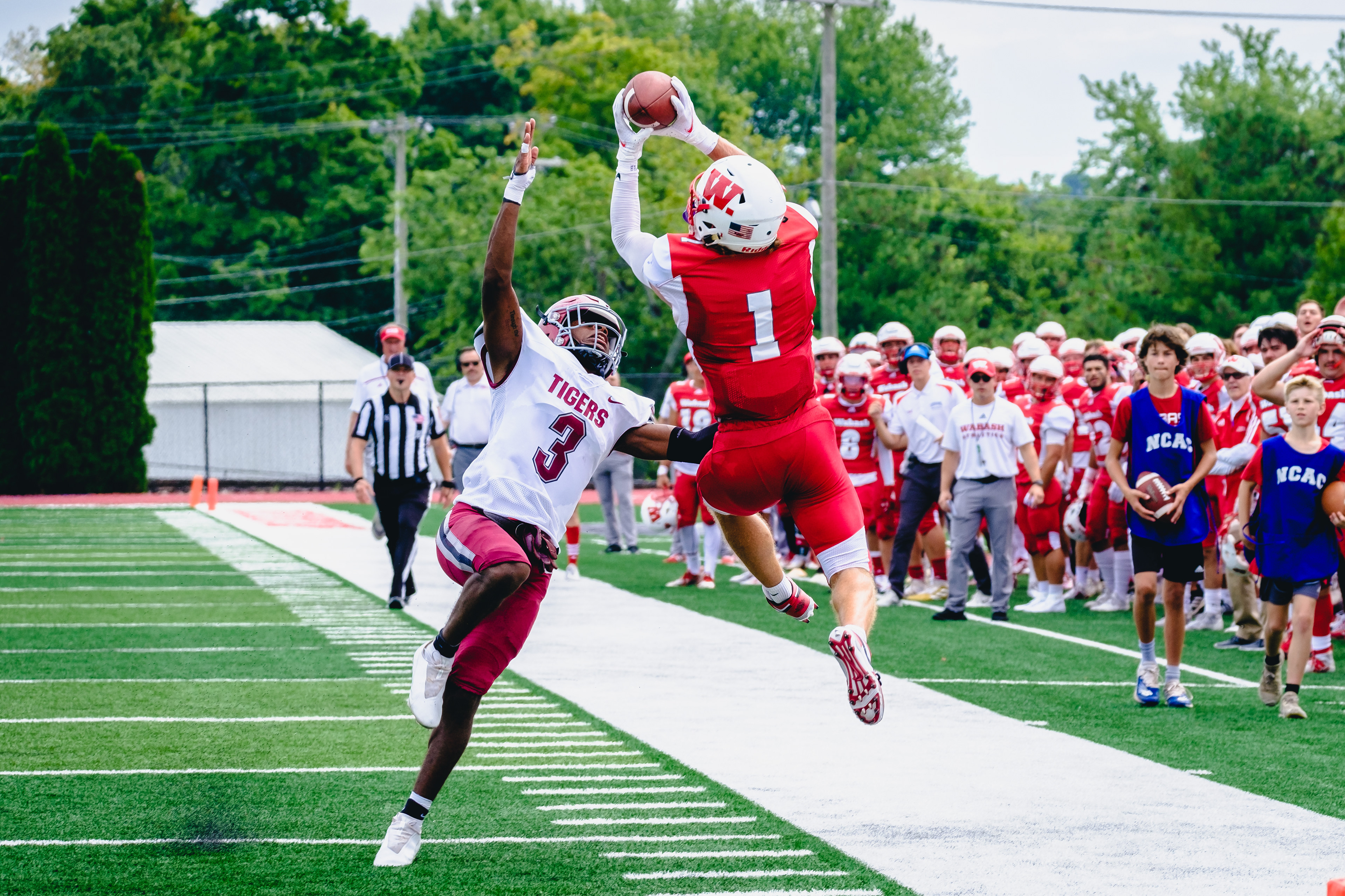CRAWFORDSVILLE, IN – September 03, 2022 – Wide Receiver Cooper Sullivan #1 of the Wabash Little Giants catches the ball during the game against the Hampden-Sydney Tigers and the Wabash Little Giants at Little Giant Stadium in Crawfordsville, IN. 