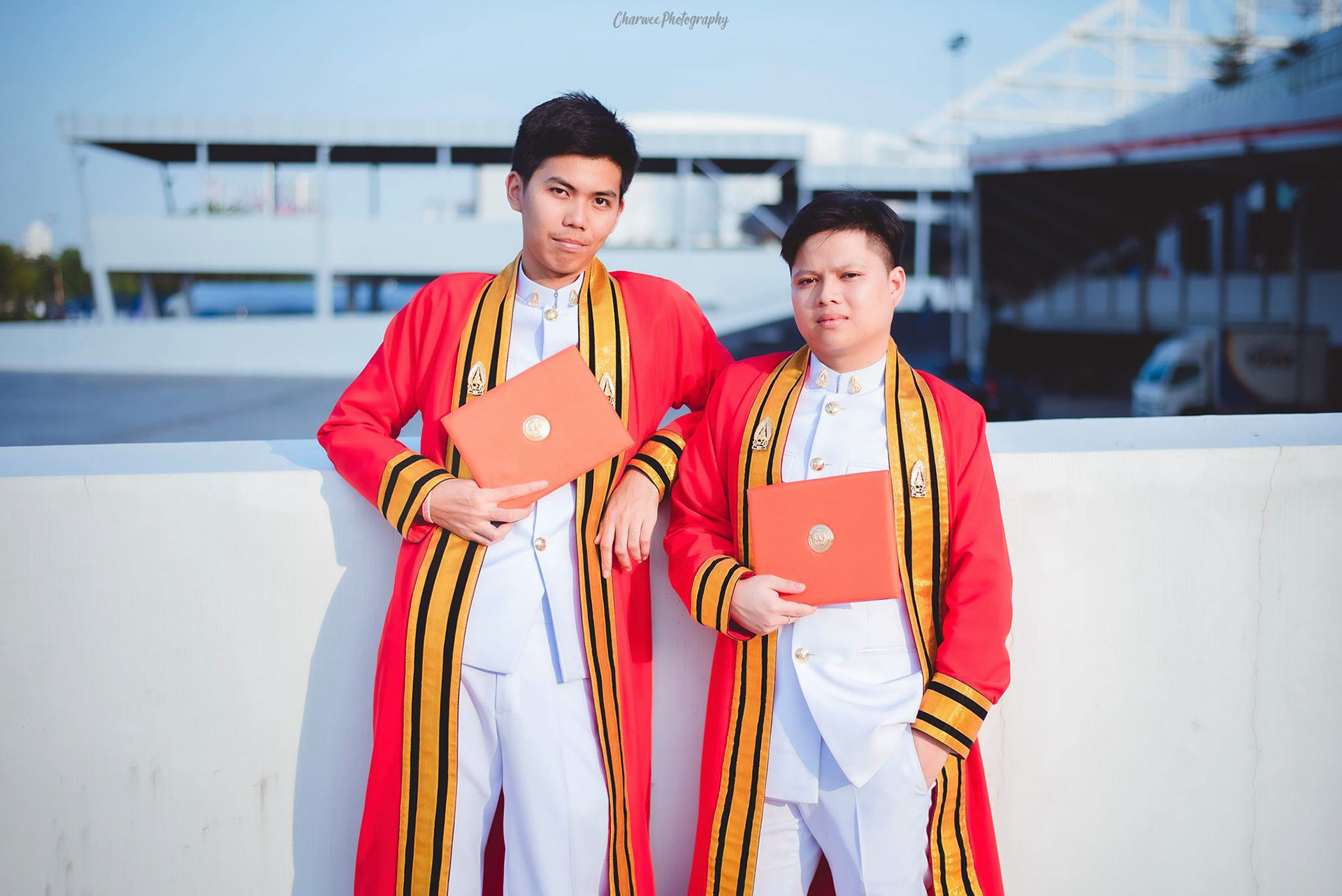 King Mongkut's University of Technology Thonburi ถ่ายภาพรับปริญญา นอกรอบราคาพิเศษจ้า ติดต่อสอบถามรายละเอียดได้นะครับ Line : charwee Tel : 0841664941