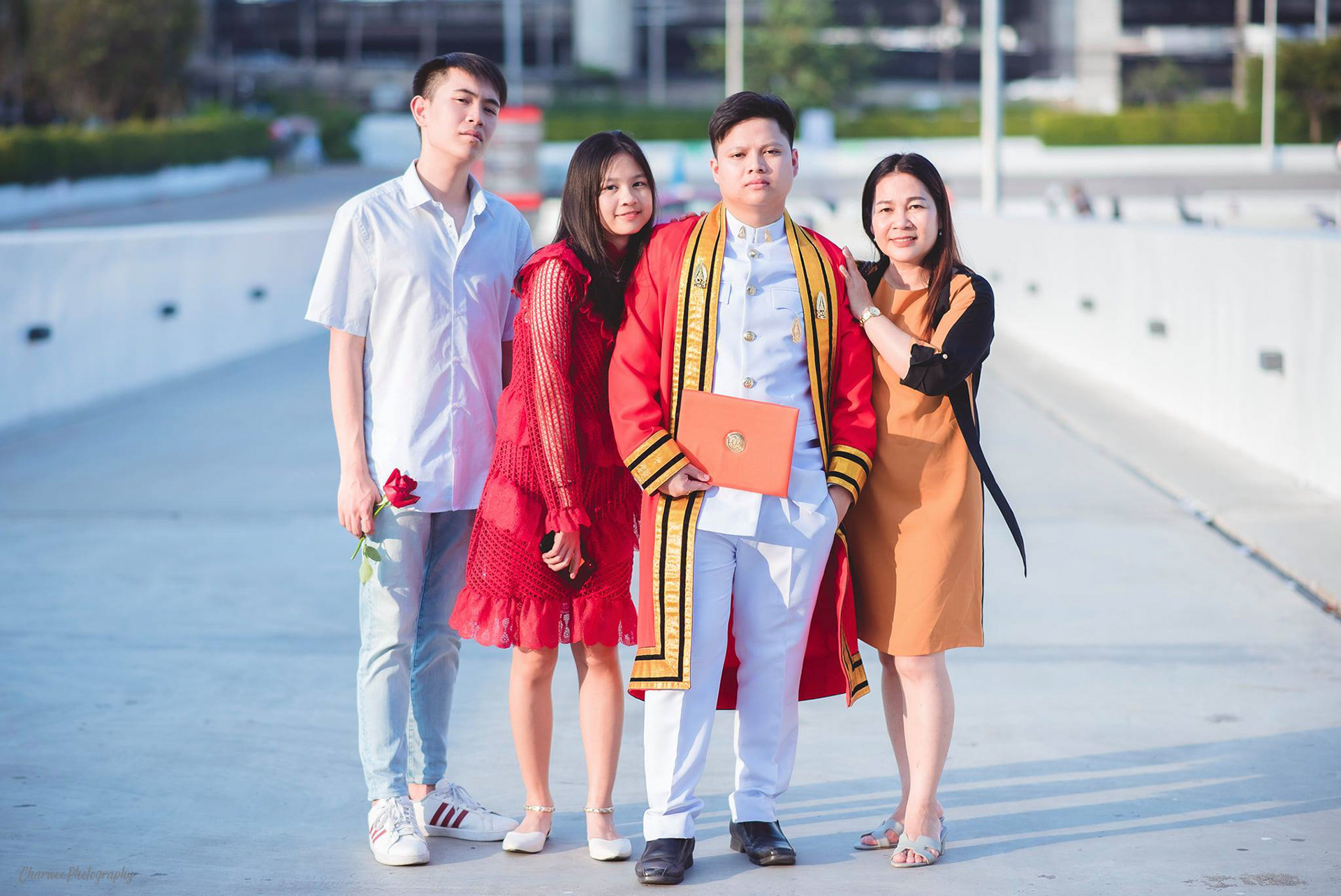 King Mongkut's University of Technology Thonburi ถ่ายภาพรับปริญญา นอกรอบราคาพิเศษจ้า ติดต่อสอบถามรายละเอียดได้นะครับ Line : charwee Tel : 0841664941