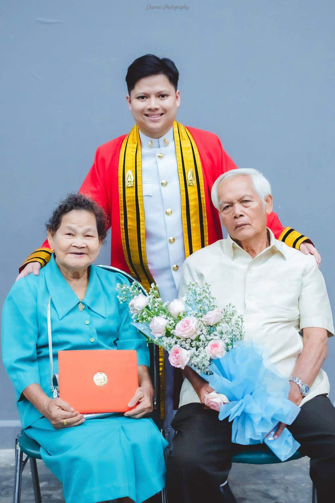 King Mongkut's University of Technology Thonburi ถ่ายภาพรับปริญญา นอกรอบราคาพิเศษจ้า ติดต่อสอบถามรายละเอียดได้นะครับ Line : charwee Tel : 0841664941