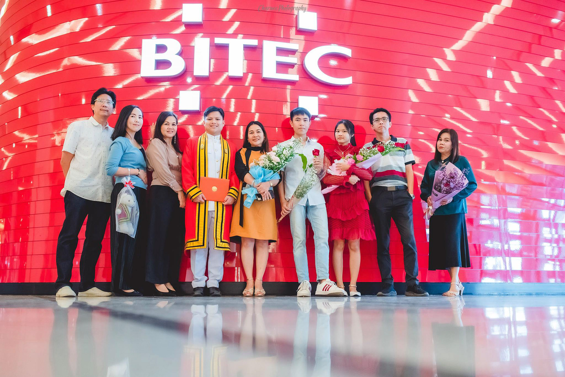King Mongkut's University of Technology Thonburi ถ่ายภาพรับปริญญา นอกรอบราคาพิเศษจ้า ติดต่อสอบถามรายละเอียดได้นะครับ Line : charwee Tel : 0841664941
