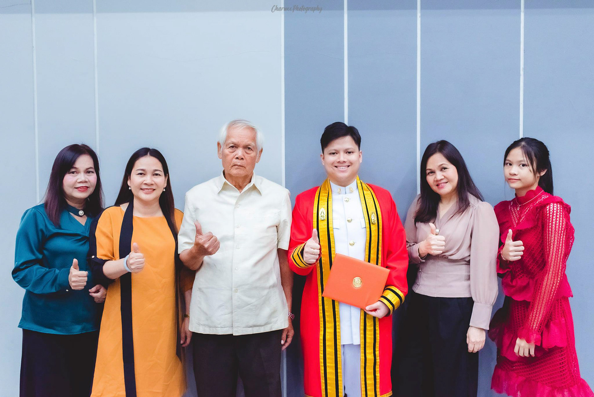 King Mongkut's University of Technology Thonburi ถ่ายภาพรับปริญญา นอกรอบราคาพิเศษจ้า ติดต่อสอบถามรายละเอียดได้นะครับ Line : charwee Tel : 0841664941