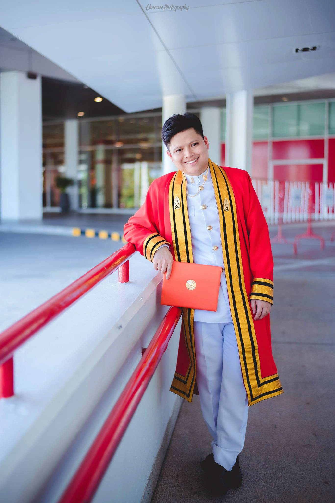 King Mongkut's University of Technology Thonburi ถ่ายภาพรับปริญญา นอกรอบราคาพิเศษจ้า ติดต่อสอบถามรายละเอียดได้นะครับ Line : charwee Tel : 0841664941