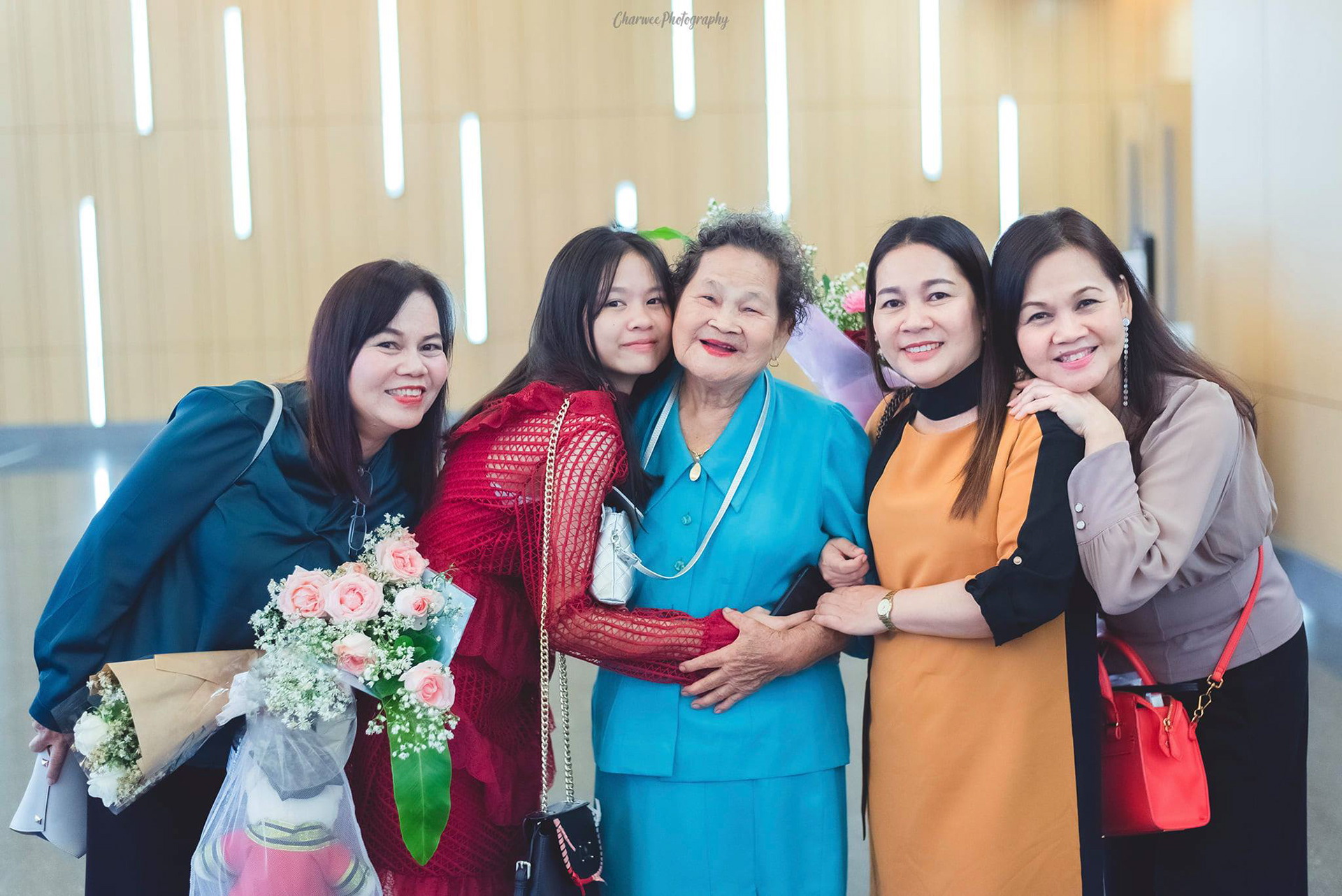 King Mongkut's University of Technology Thonburi ถ่ายภาพรับปริญญา นอกรอบราคาพิเศษจ้า ติดต่อสอบถามรายละเอียดได้นะครับ Line : charwee Tel : 0841664941