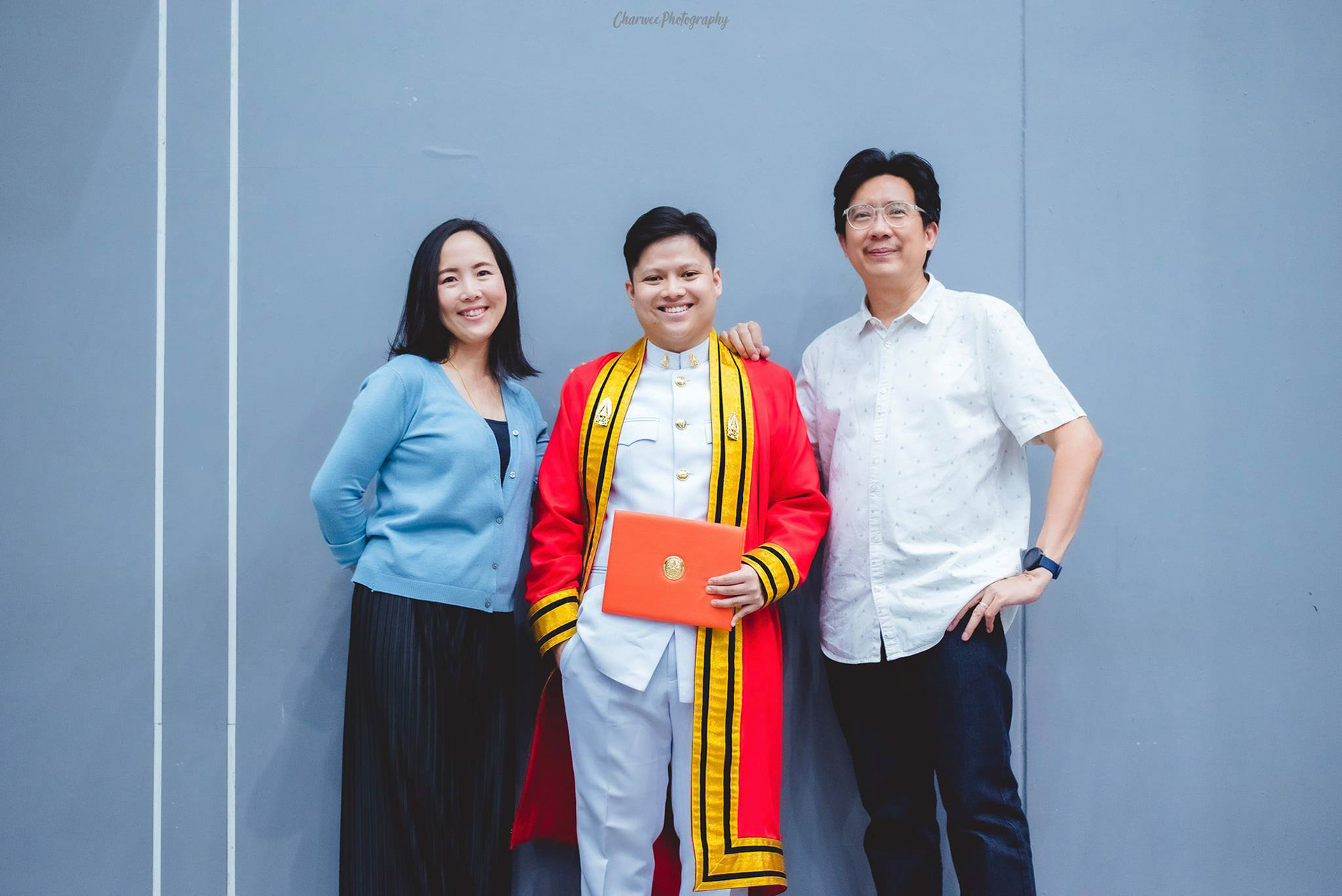 King Mongkut's University of Technology Thonburi ถ่ายภาพรับปริญญา นอกรอบราคาพิเศษจ้า ติดต่อสอบถามรายละเอียดได้นะครับ Line : charwee Tel : 0841664941