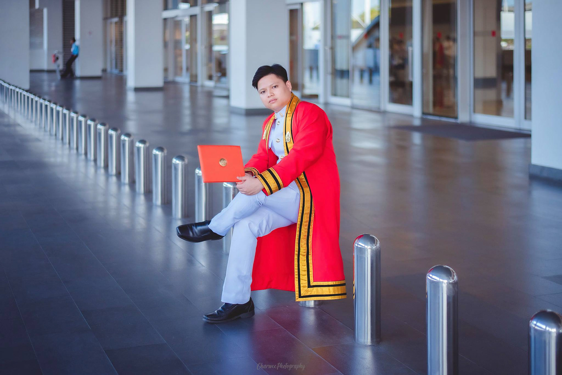King Mongkut's University of Technology Thonburi ถ่ายภาพรับปริญญา นอกรอบราคาพิเศษจ้า ติดต่อสอบถามรายละเอียดได้นะครับ Line : charwee Tel : 0841664941
