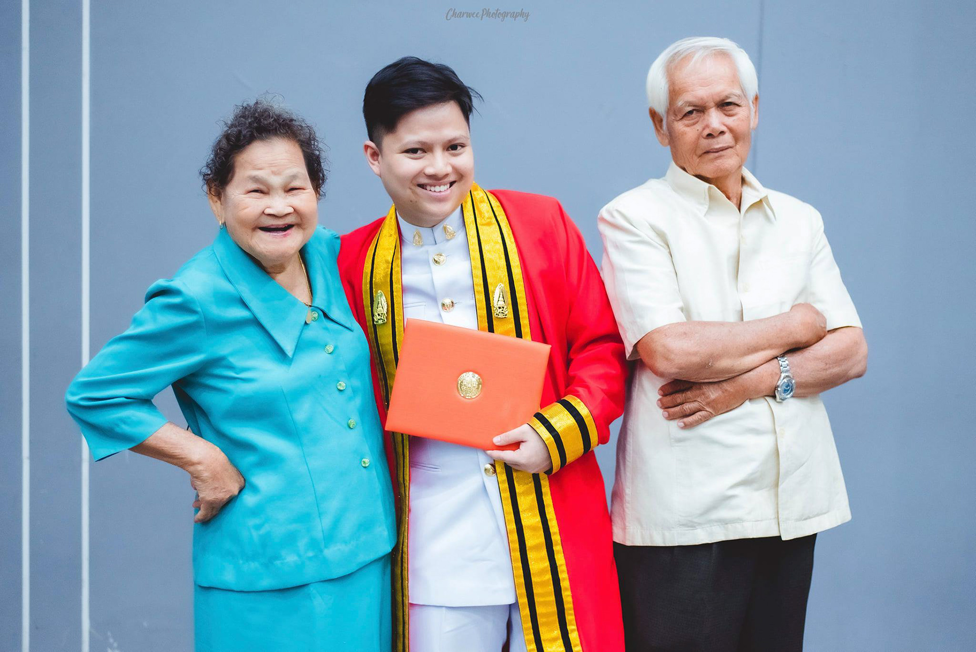 King Mongkut's University of Technology Thonburi ถ่ายภาพรับปริญญา นอกรอบราคาพิเศษจ้า ติดต่อสอบถามรายละเอียดได้นะครับ Line : charwee Tel : 0841664941