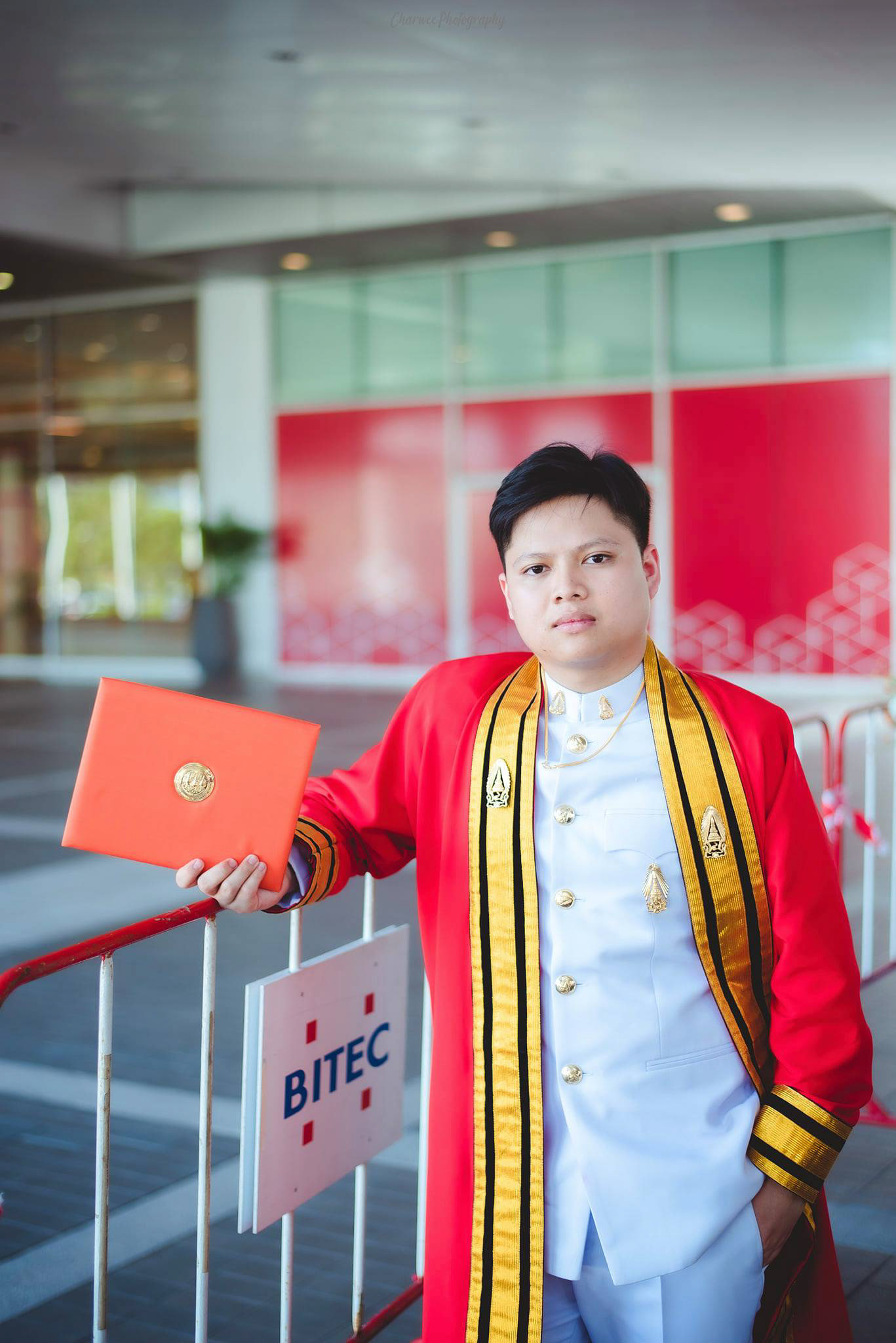King Mongkut's University of Technology Thonburi ถ่ายภาพรับปริญญา นอกรอบราคาพิเศษจ้า ติดต่อสอบถามรายละเอียดได้นะครับ Line : charwee Tel : 0841664941