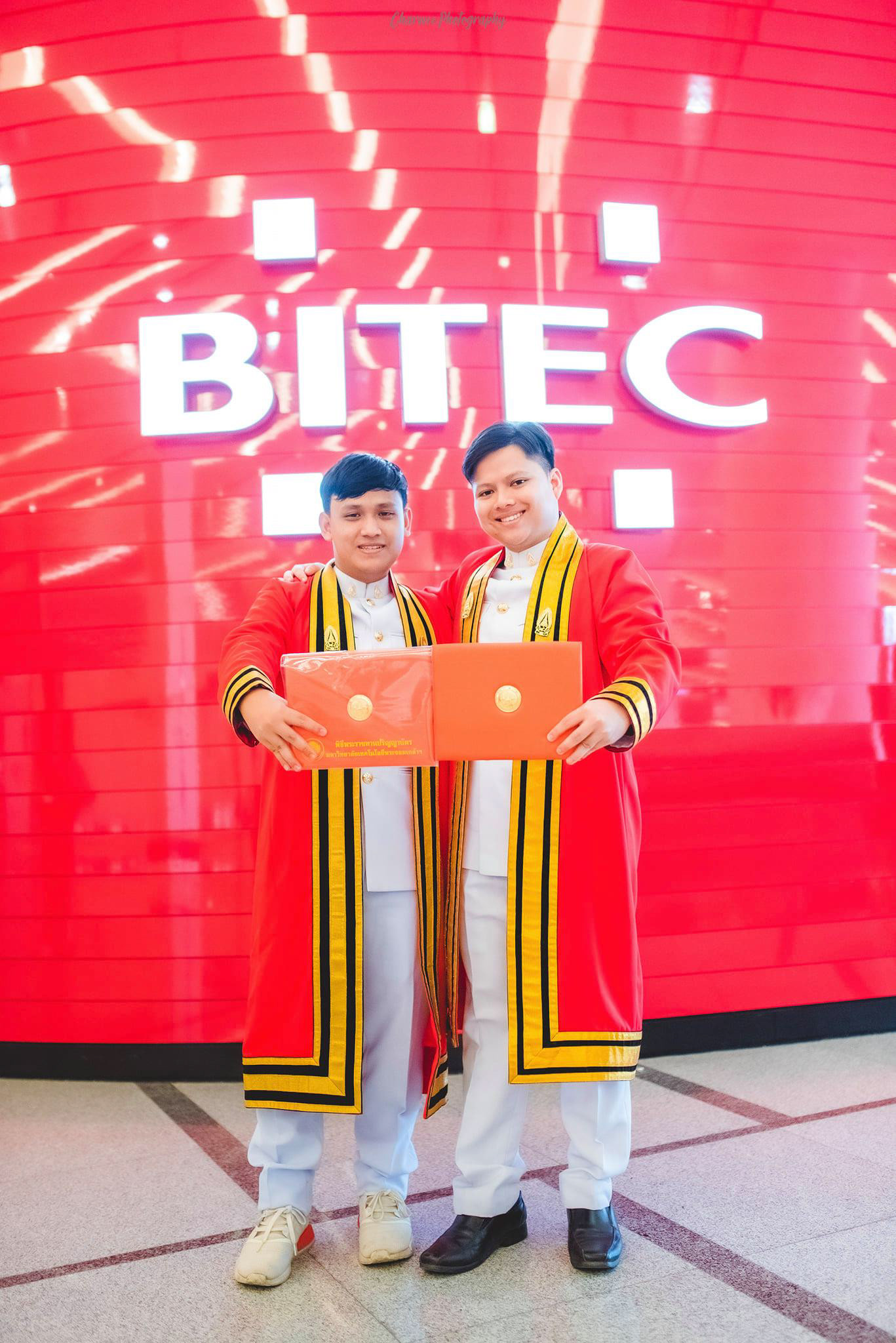 King Mongkut's University of Technology Thonburi ถ่ายภาพรับปริญญา นอกรอบราคาพิเศษจ้า ติดต่อสอบถามรายละเอียดได้นะครับ Line : charwee Tel : 0841664941