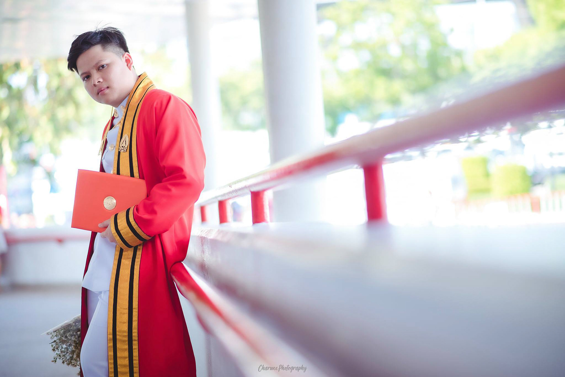 King Mongkut's University of Technology Thonburi ถ่ายภาพรับปริญญา นอกรอบราคาพิเศษจ้า ติดต่อสอบถามรายละเอียดได้นะครับ Line : charwee Tel : 0841664941