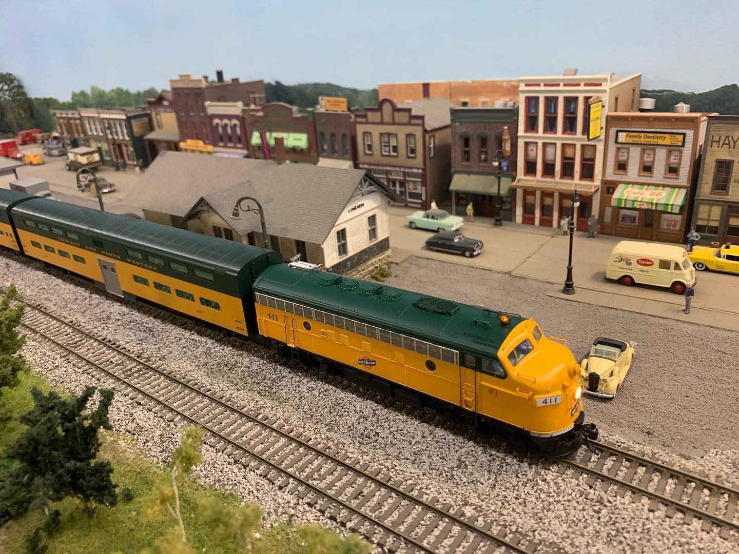 Custom Painted Walthers Proto CNW 411 F7